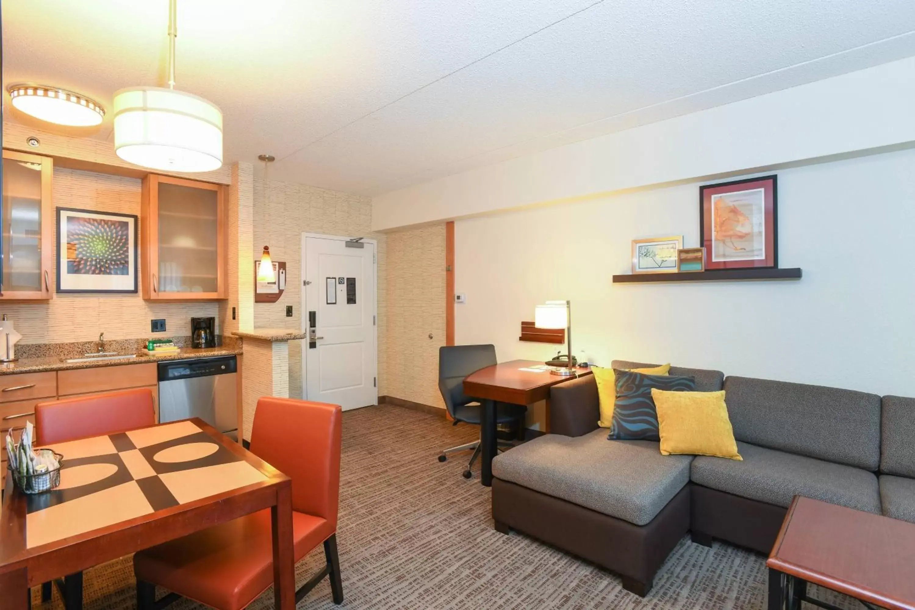 Photo of the whole room, Seating Area in Residence Inn Cincinnati North West Chester