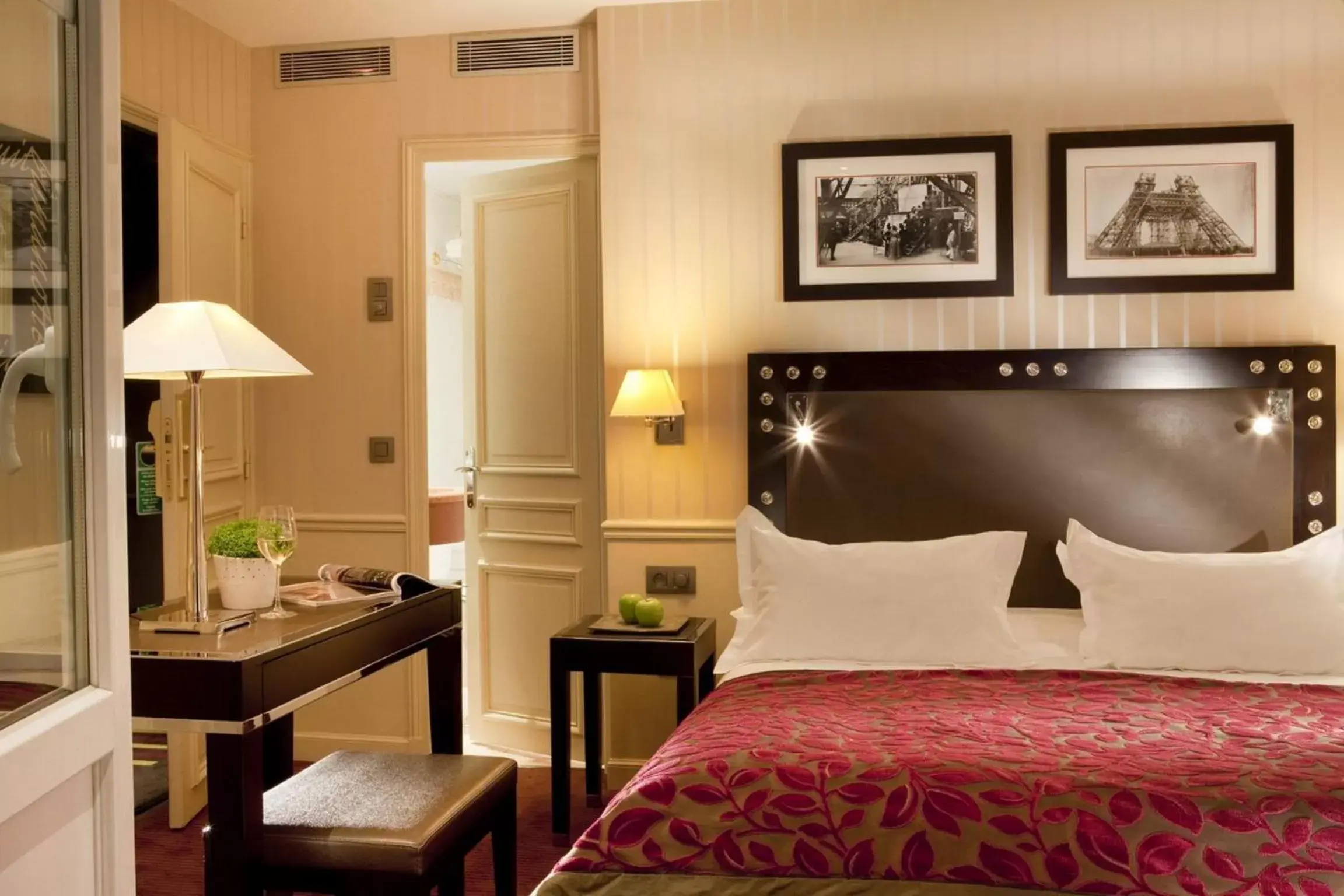 Photo of the whole room, Bed in Hotel Duquesne Eiffel