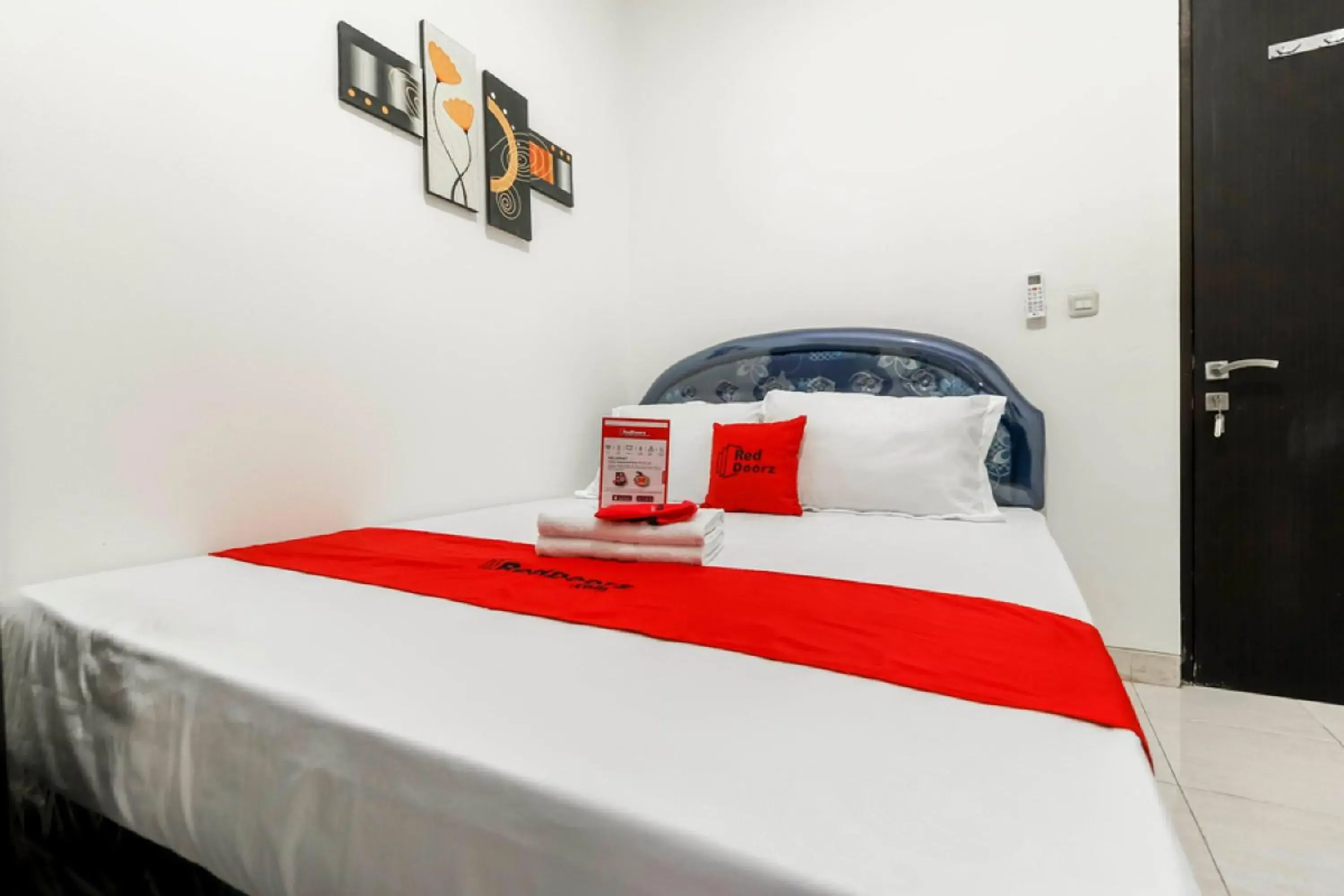 Bedroom, Bed in RedDoorz Plus near Trisakti University