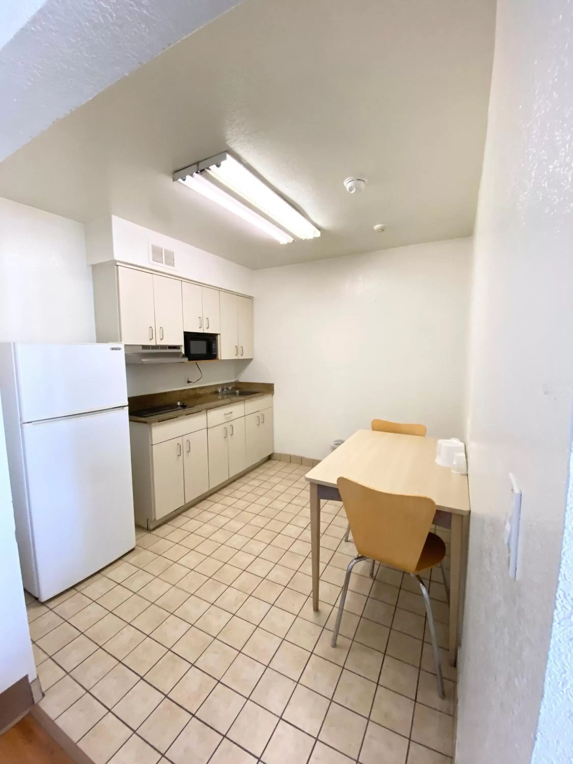 Kitchen/Kitchenette in Motel 6-Port Allen, LA - Baton Rouge