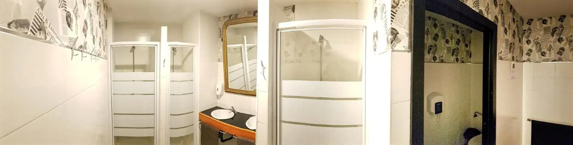 Shower, Bathroom in Hostels Meetingpoint