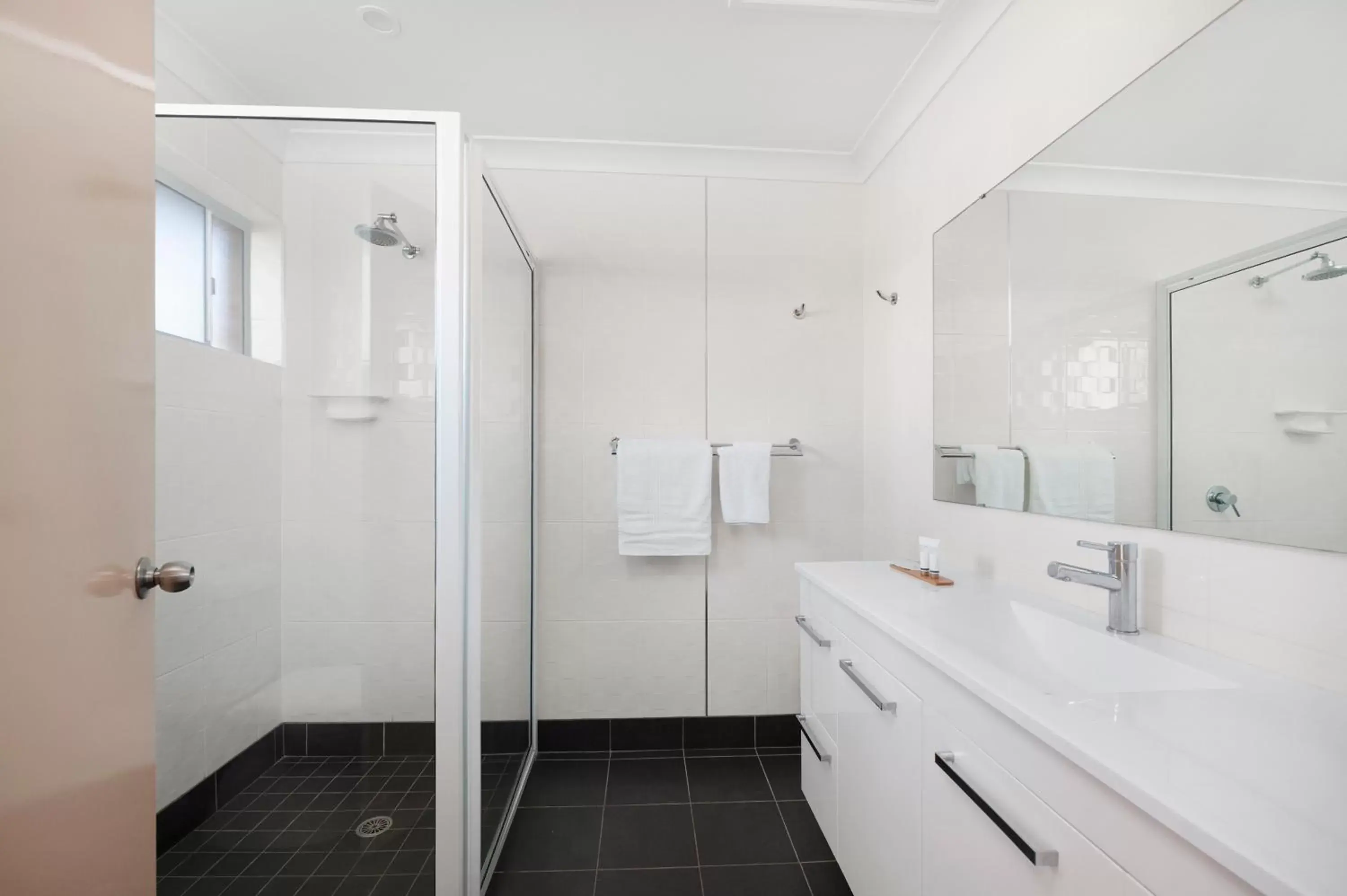 Bathroom in Sunseeker Motor Inn