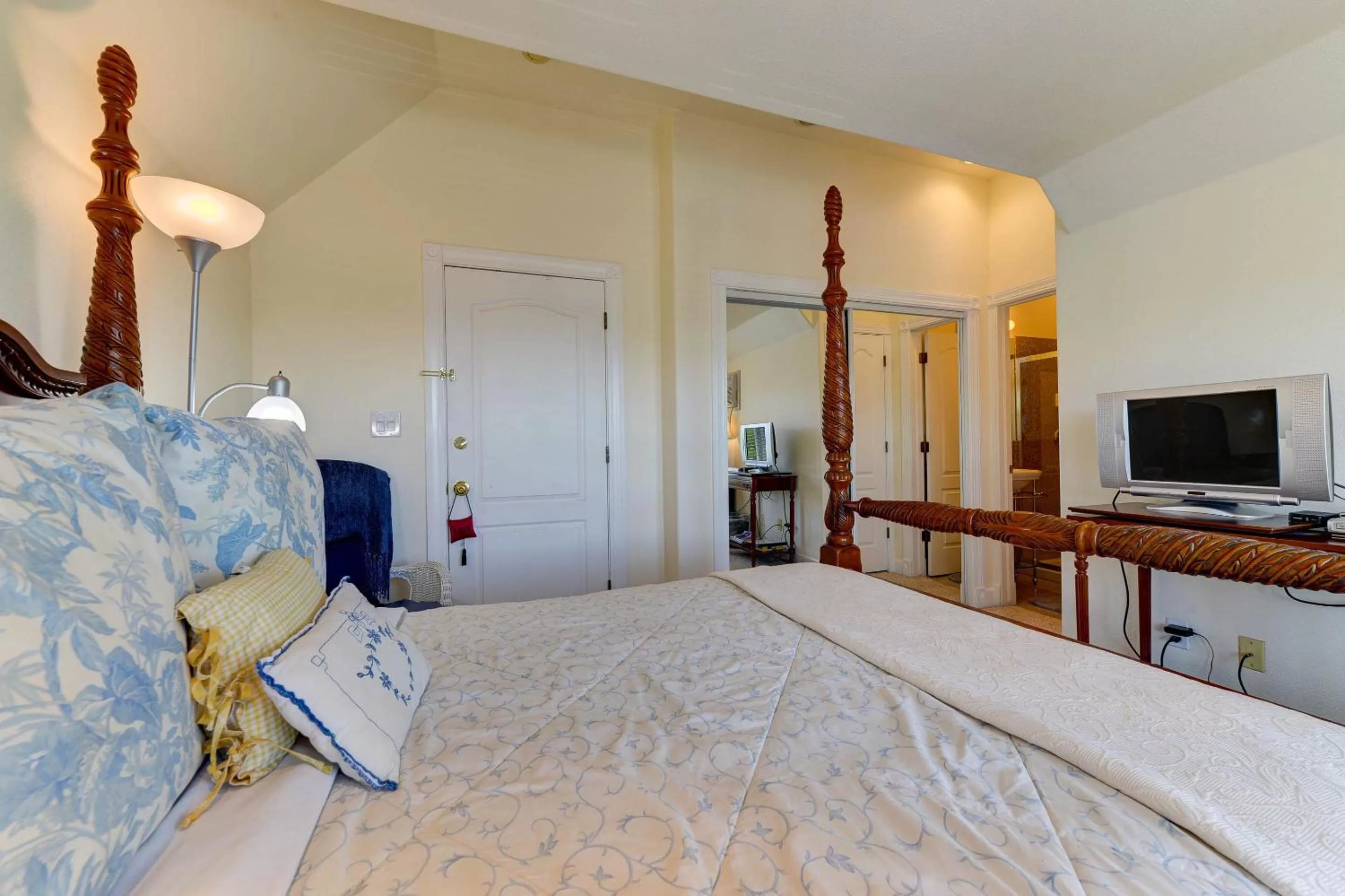 Property building, Bed in The St. Mary's Inn, Bed and Breakfast