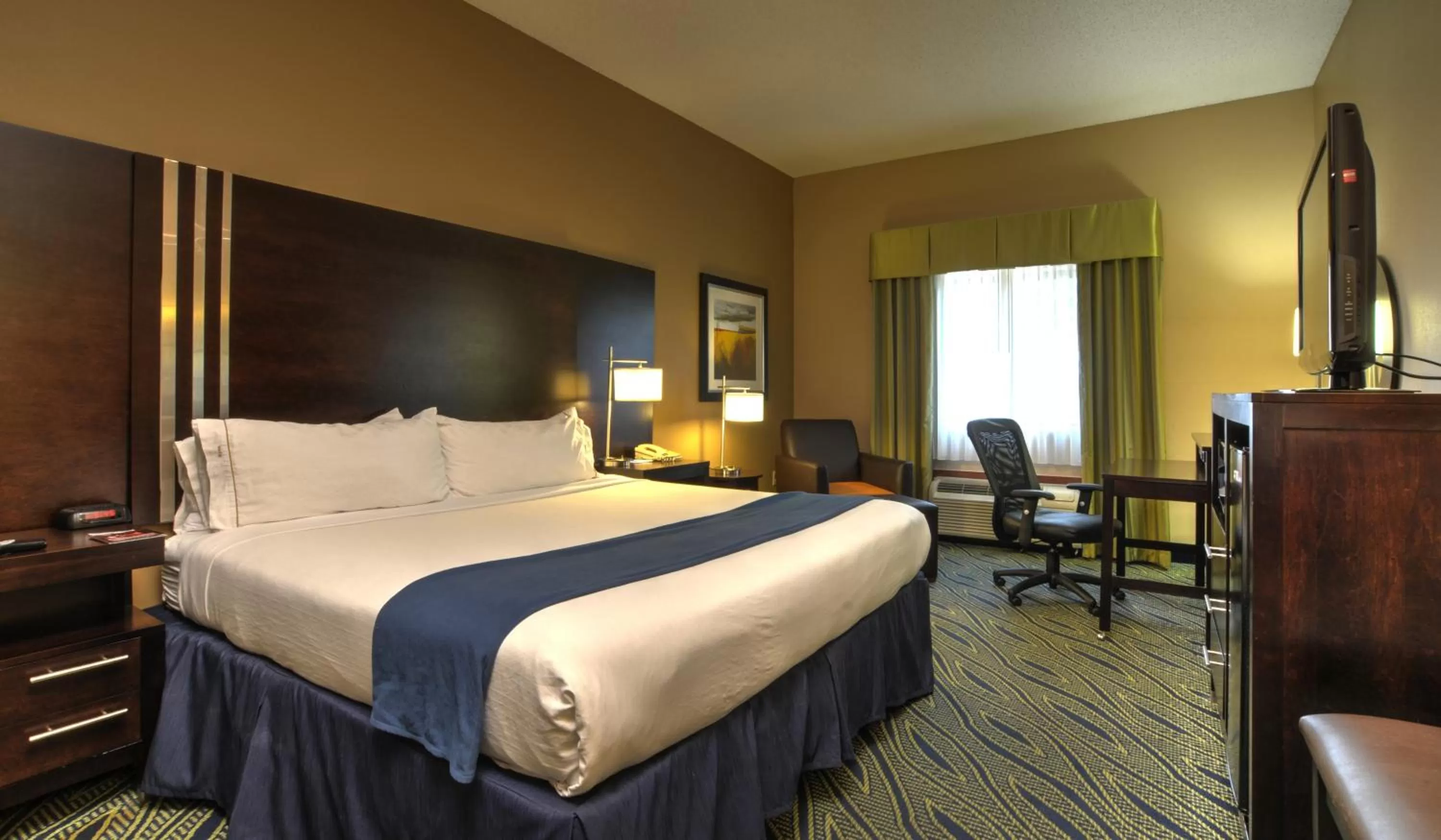 Photo of the whole room, Bed in Holiday Inn Express & Suites Midwest City by IHG