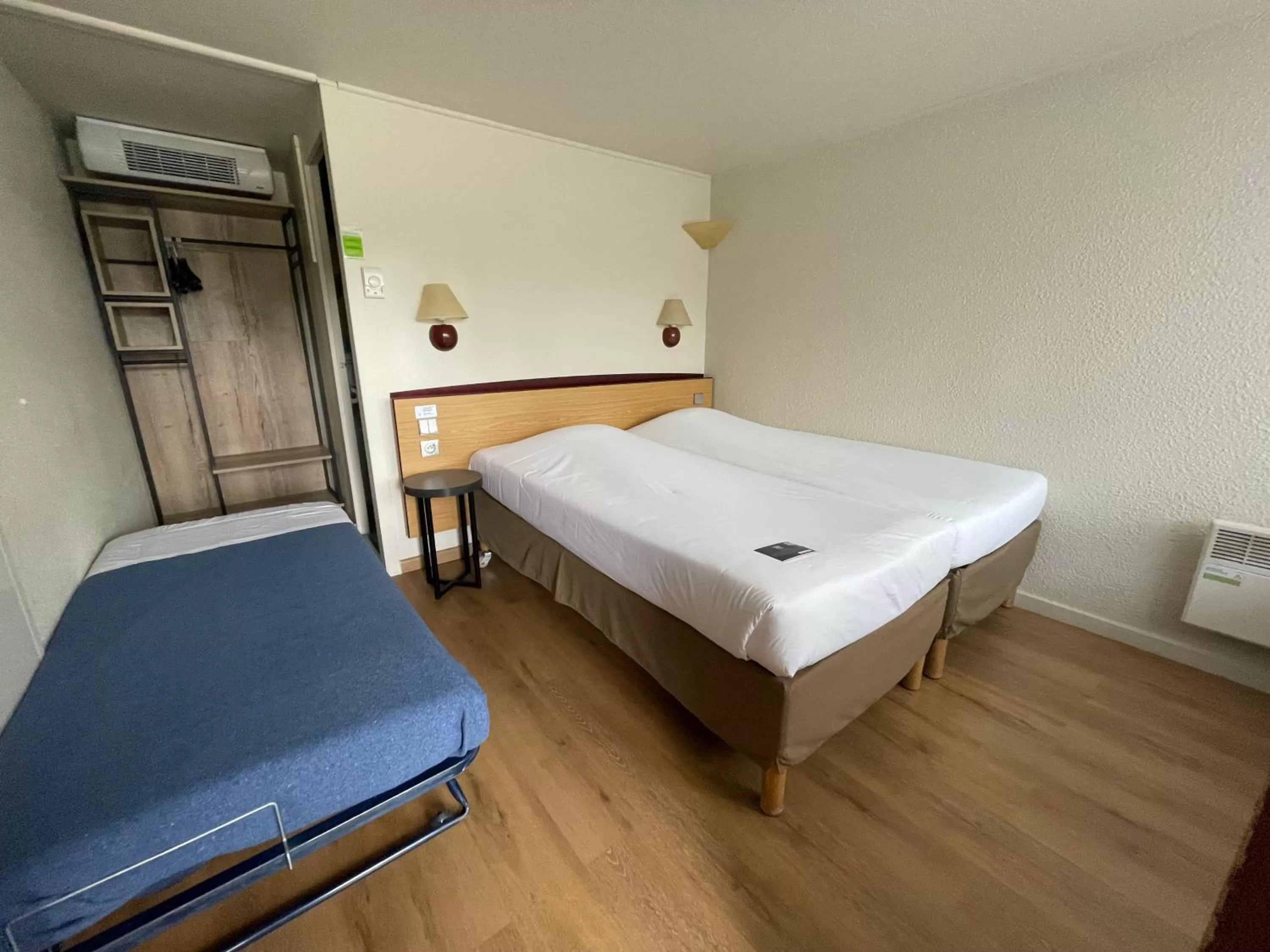 Bedroom, Bed in Campanile Rouen Nord - Mont-Saint-Aignan