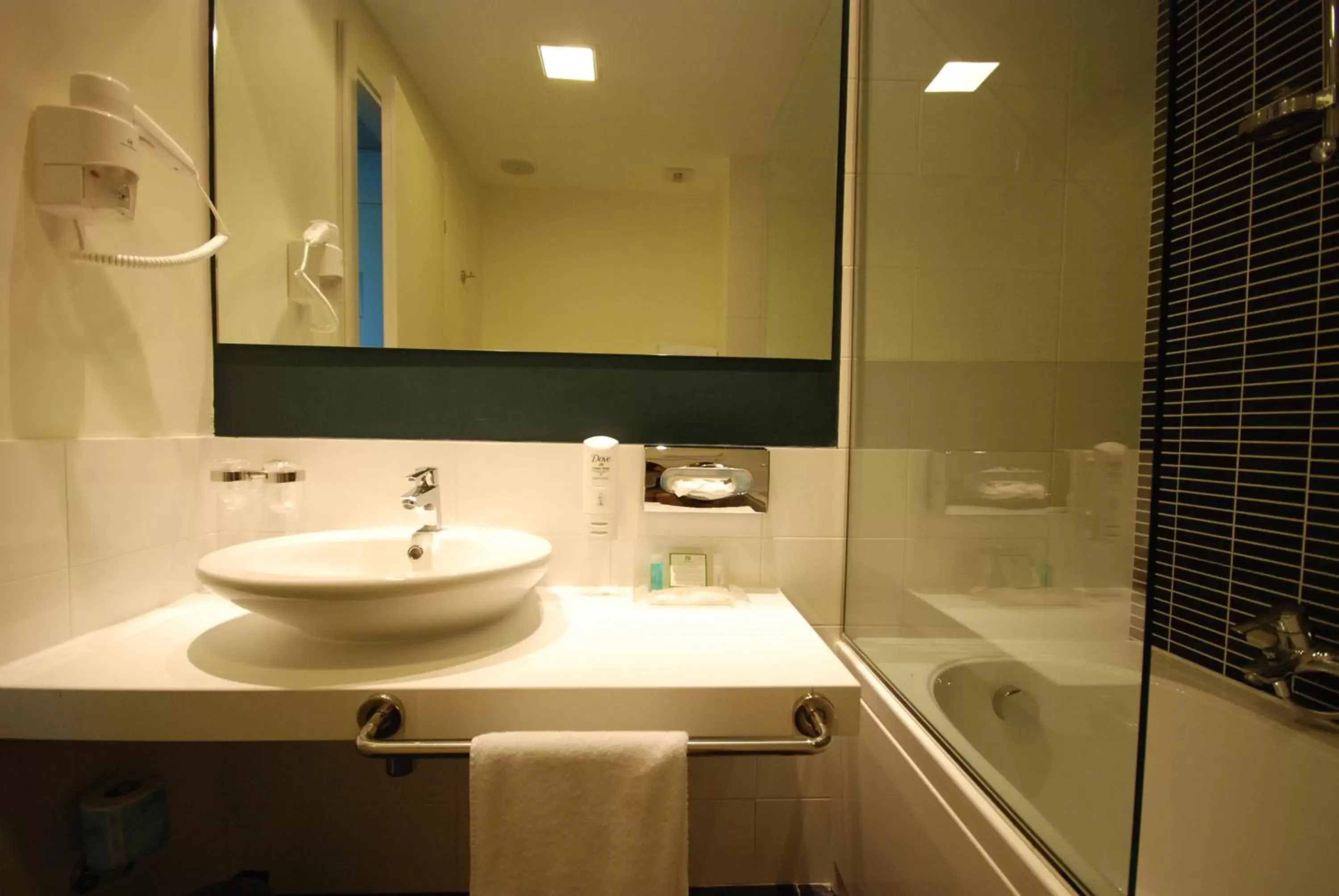 Bathroom in Holiday Inn Milan Nord Zara, an IHG Hotel