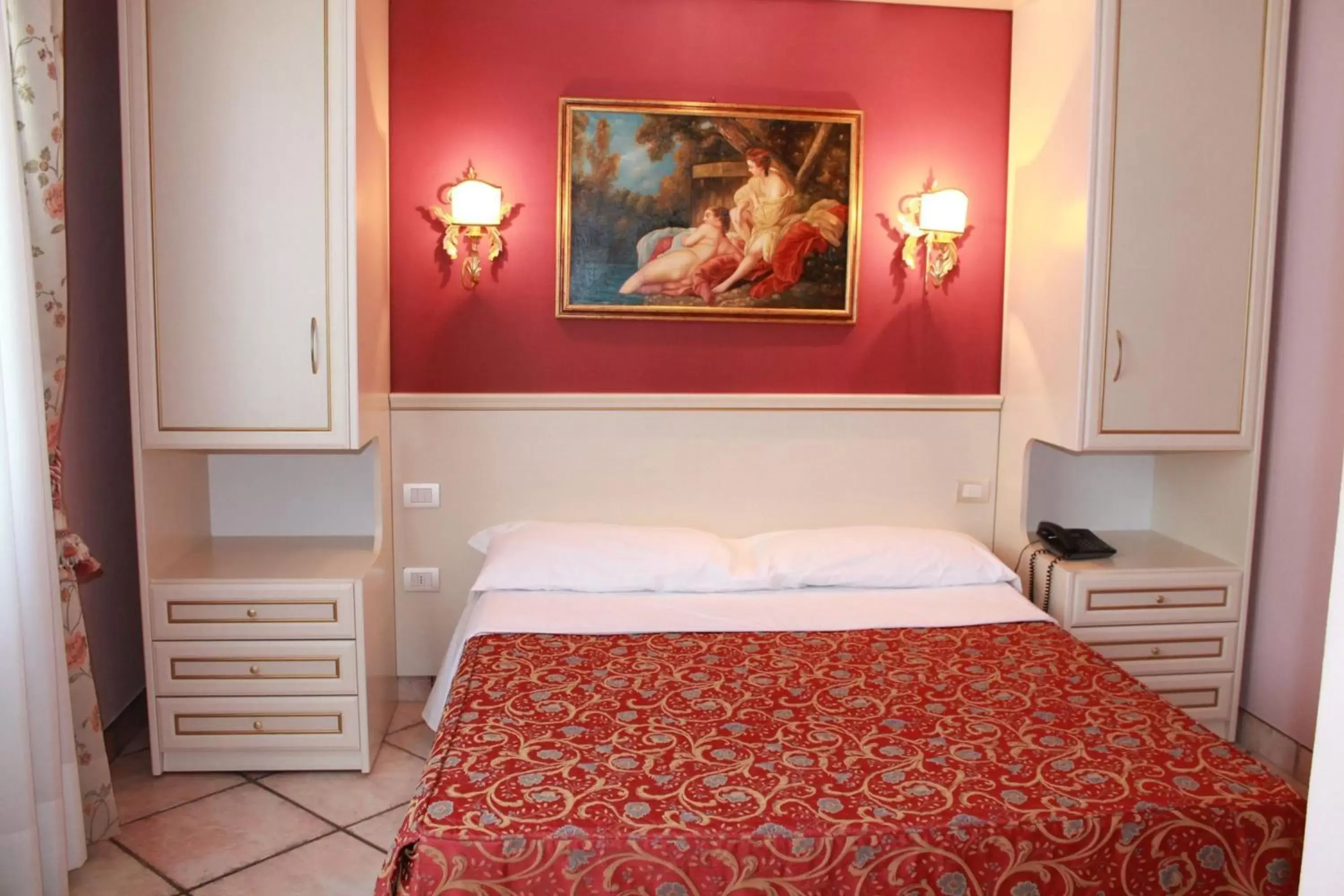 Bed in Hotel Monna Lisa