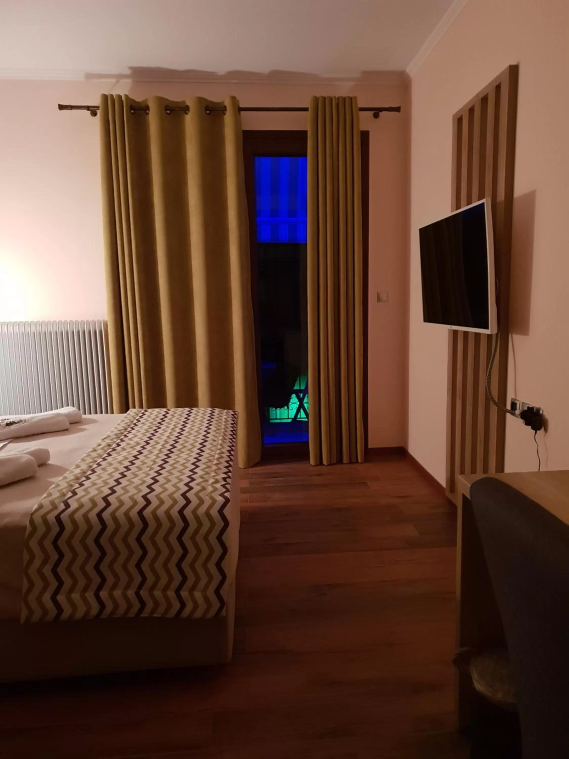 Photo of the whole room, Bed in Mondeus Inn Luxury