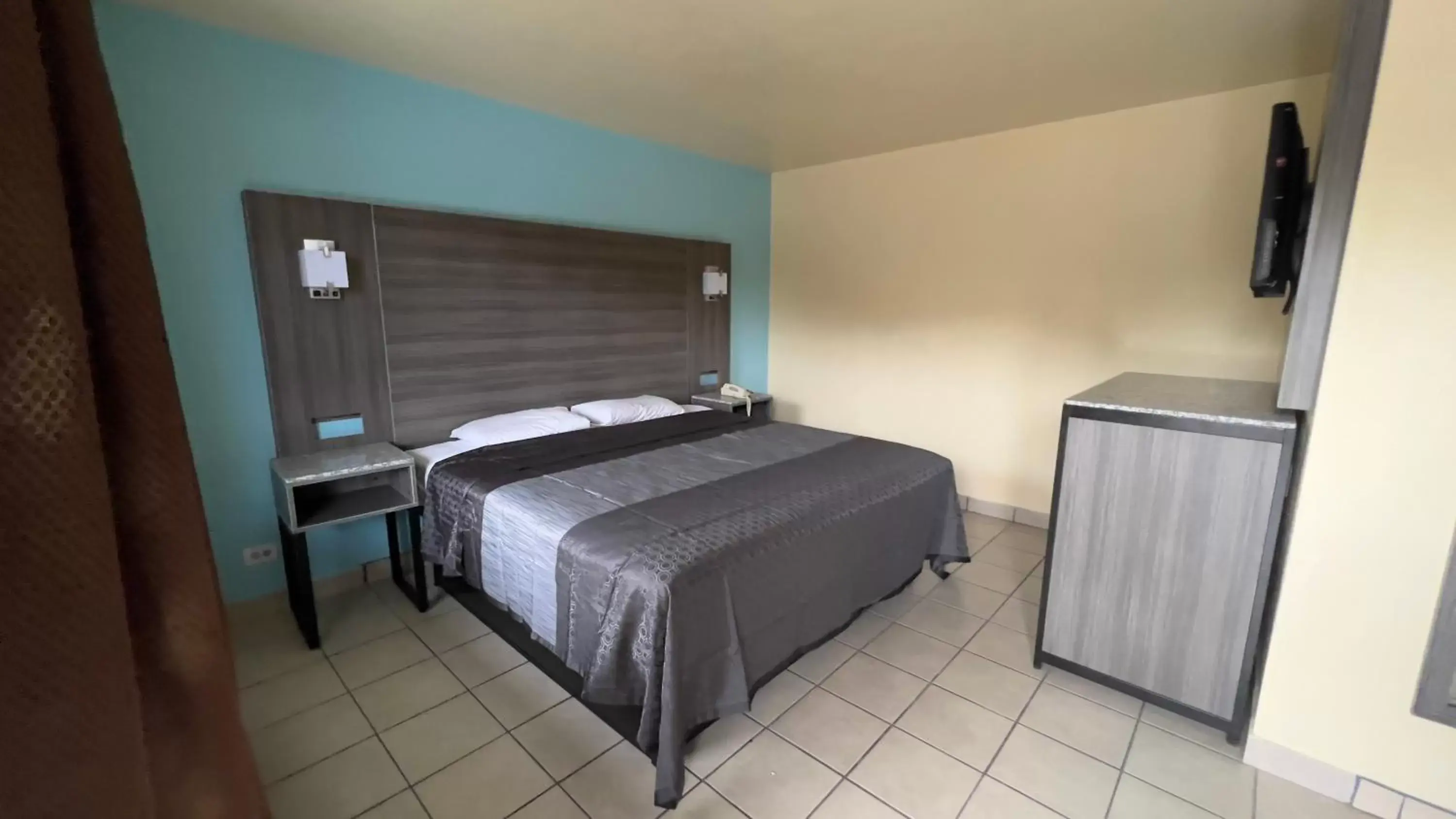 TV and multimedia, Bed in Americas Best Value Inn San Antonio Airport South