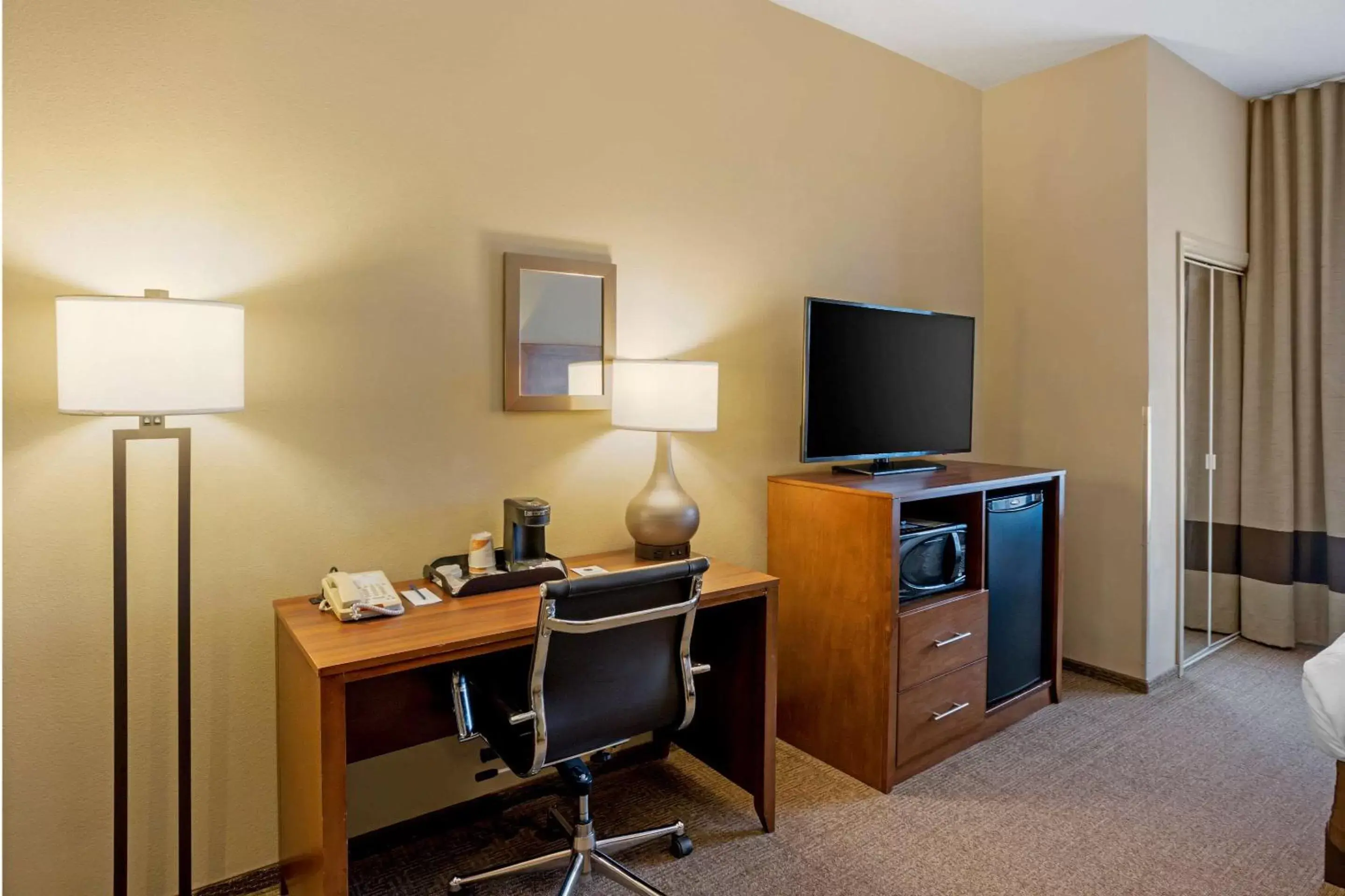 Bedroom, TV/Entertainment Center in Comfort Inn & Suites Sayre