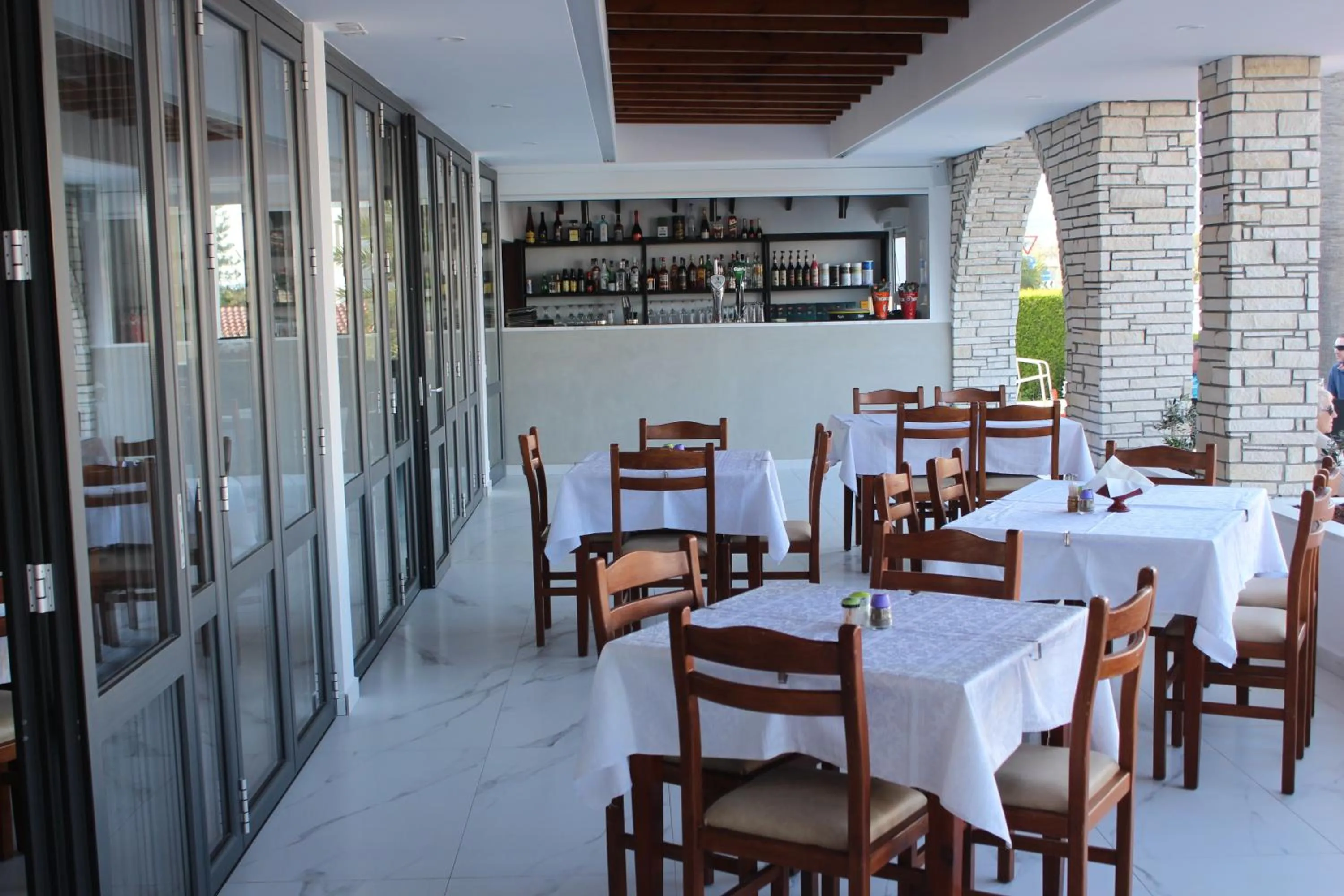 Restaurant/places to eat in Petsas Apartments