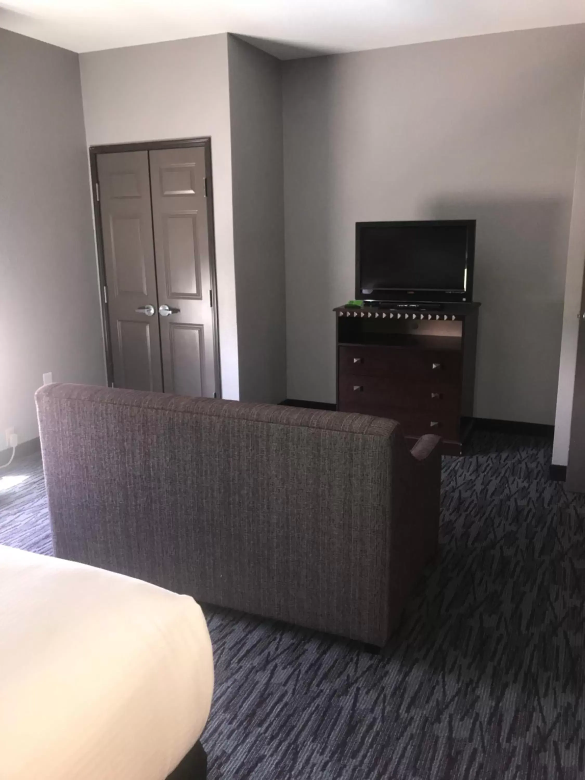 Bedroom, TV/Entertainment Center in La Quinta by Wyndham Abilene Mall