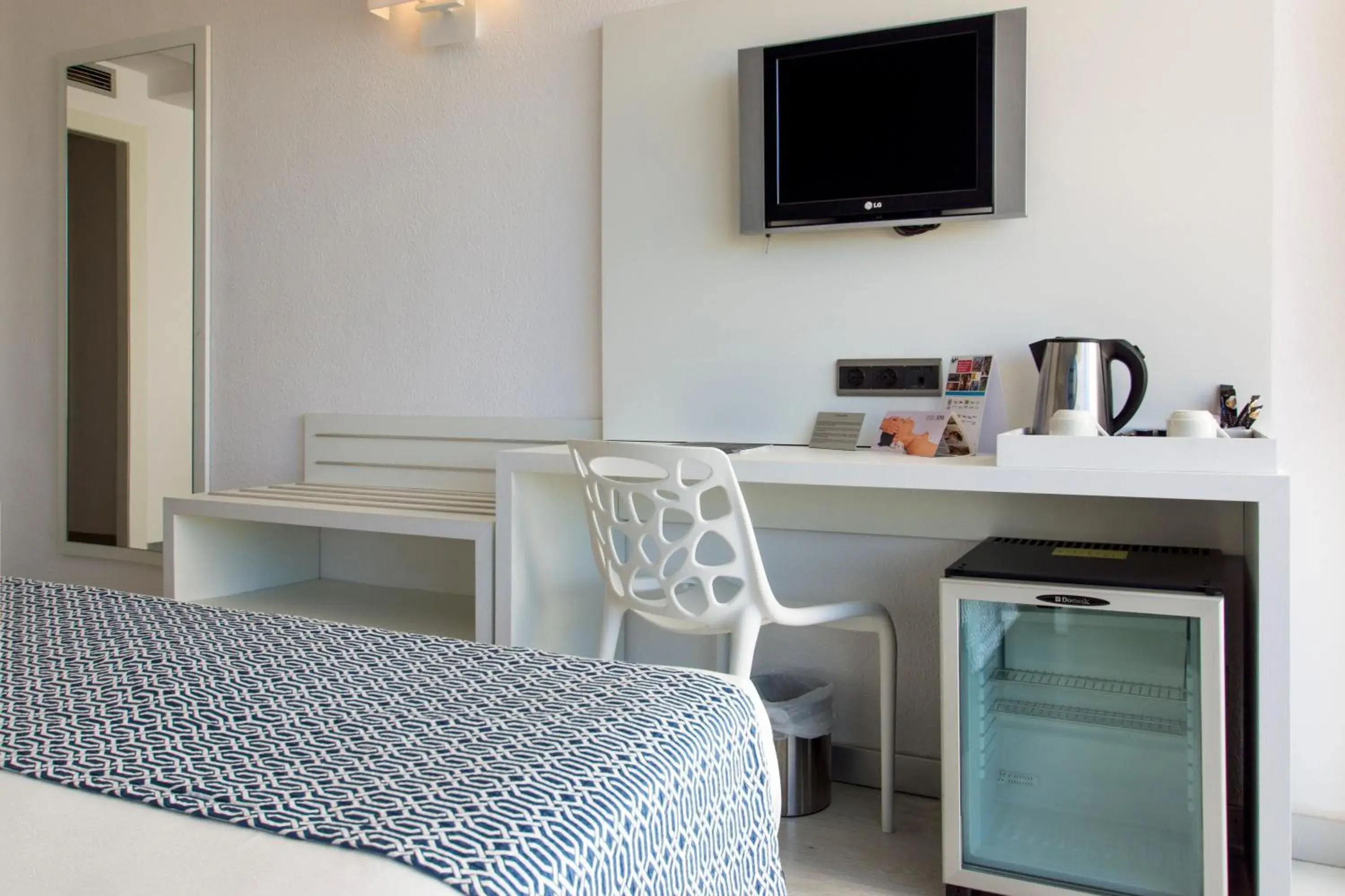 Bed, TV/Entertainment Center in Catalonia del Mar - Adults Only