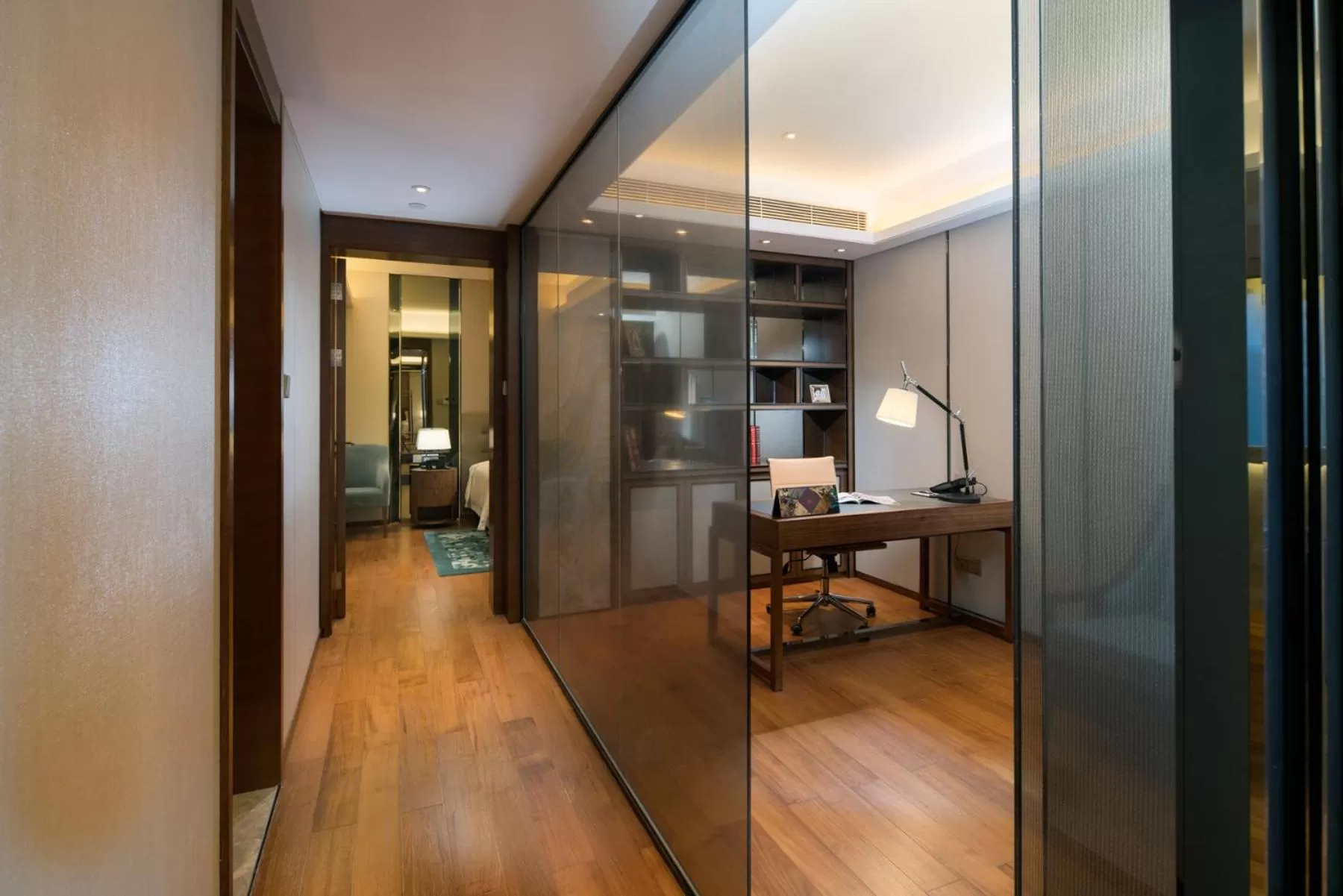 Library in Fraser Suites Shenzhen