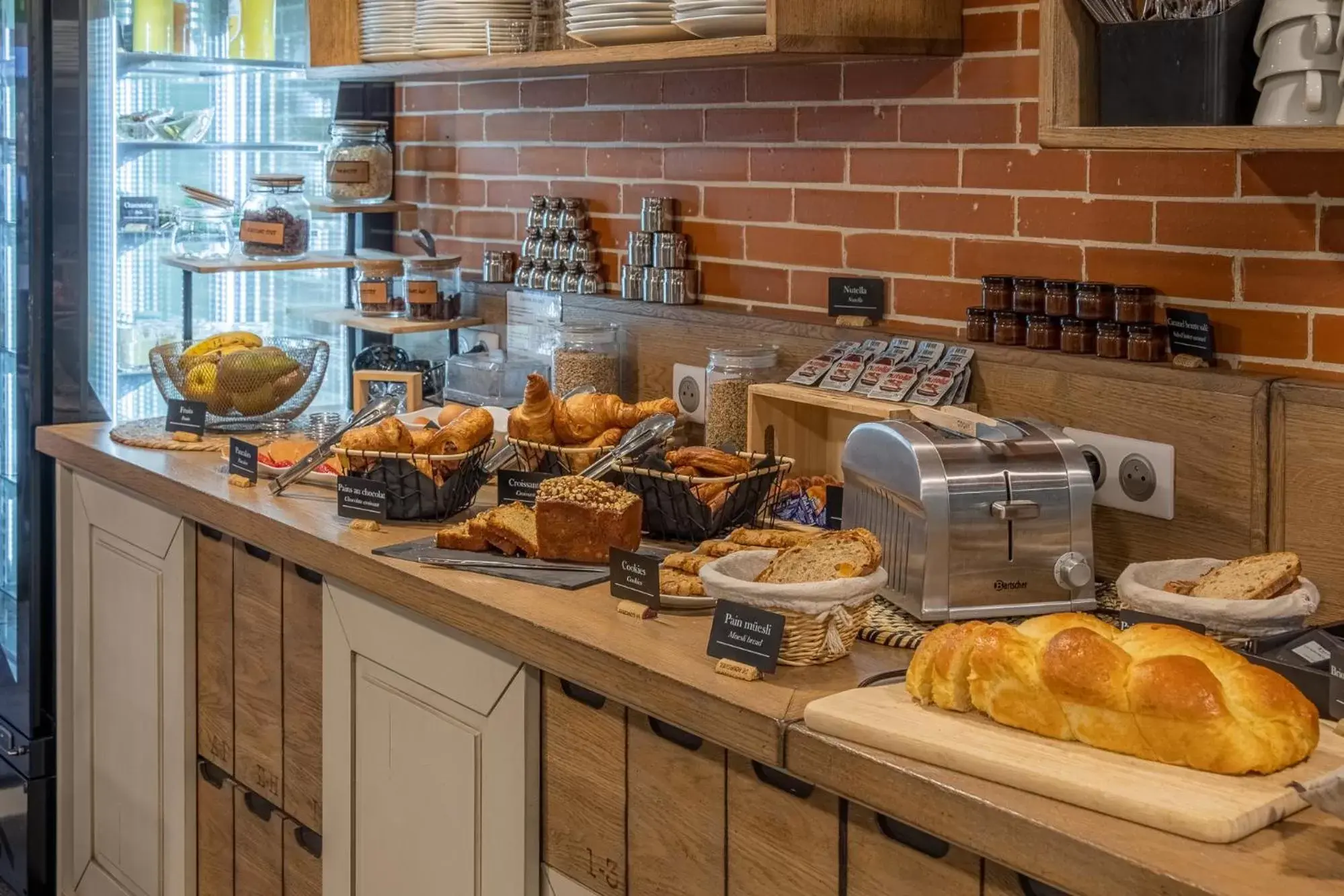 Breakfast, Kitchen/Kitchenette in The Originals City, Ax Hotel, La Châtaigneraie