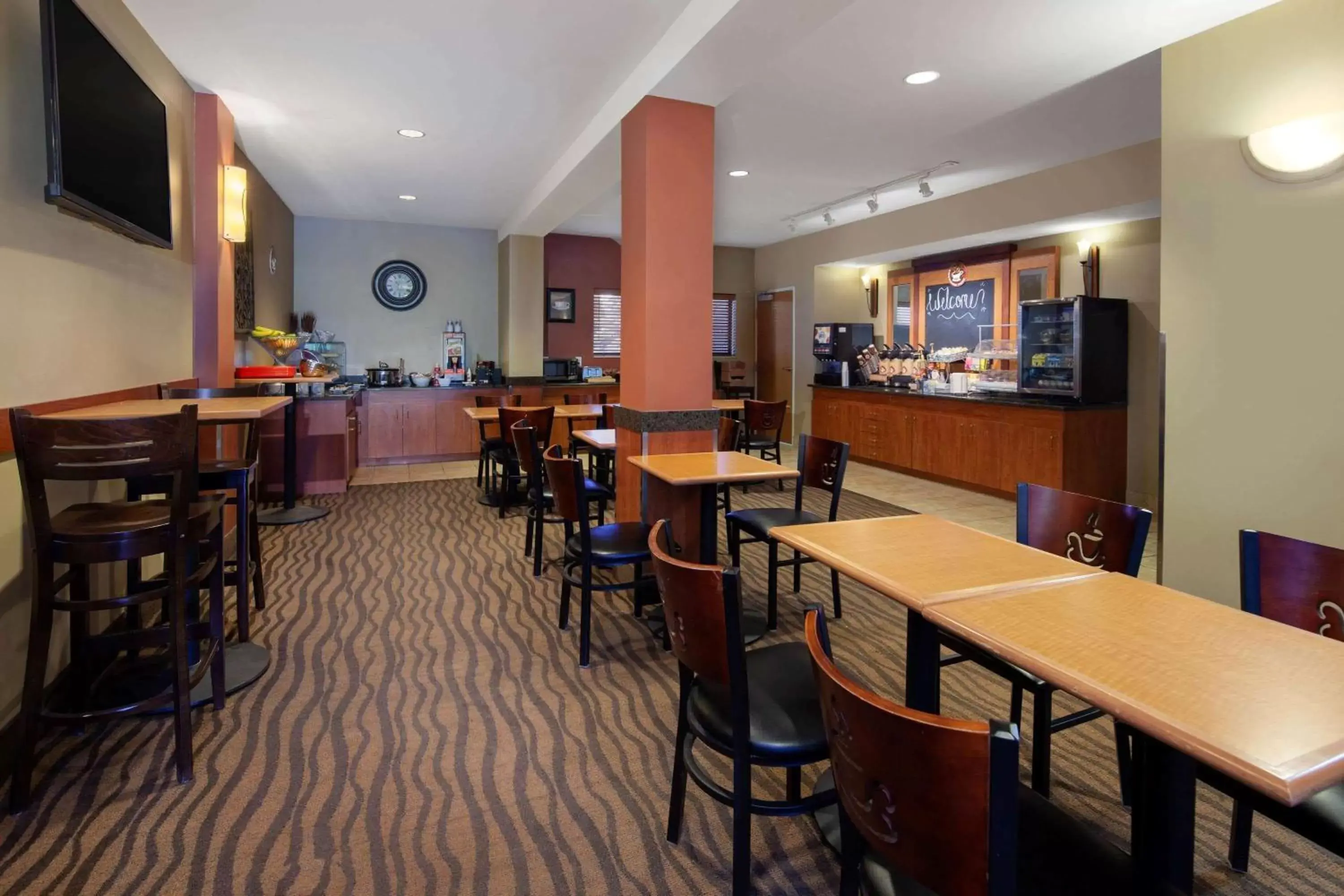 Restaurant/Places to Eat in AmericInn by Wyndham Rochester