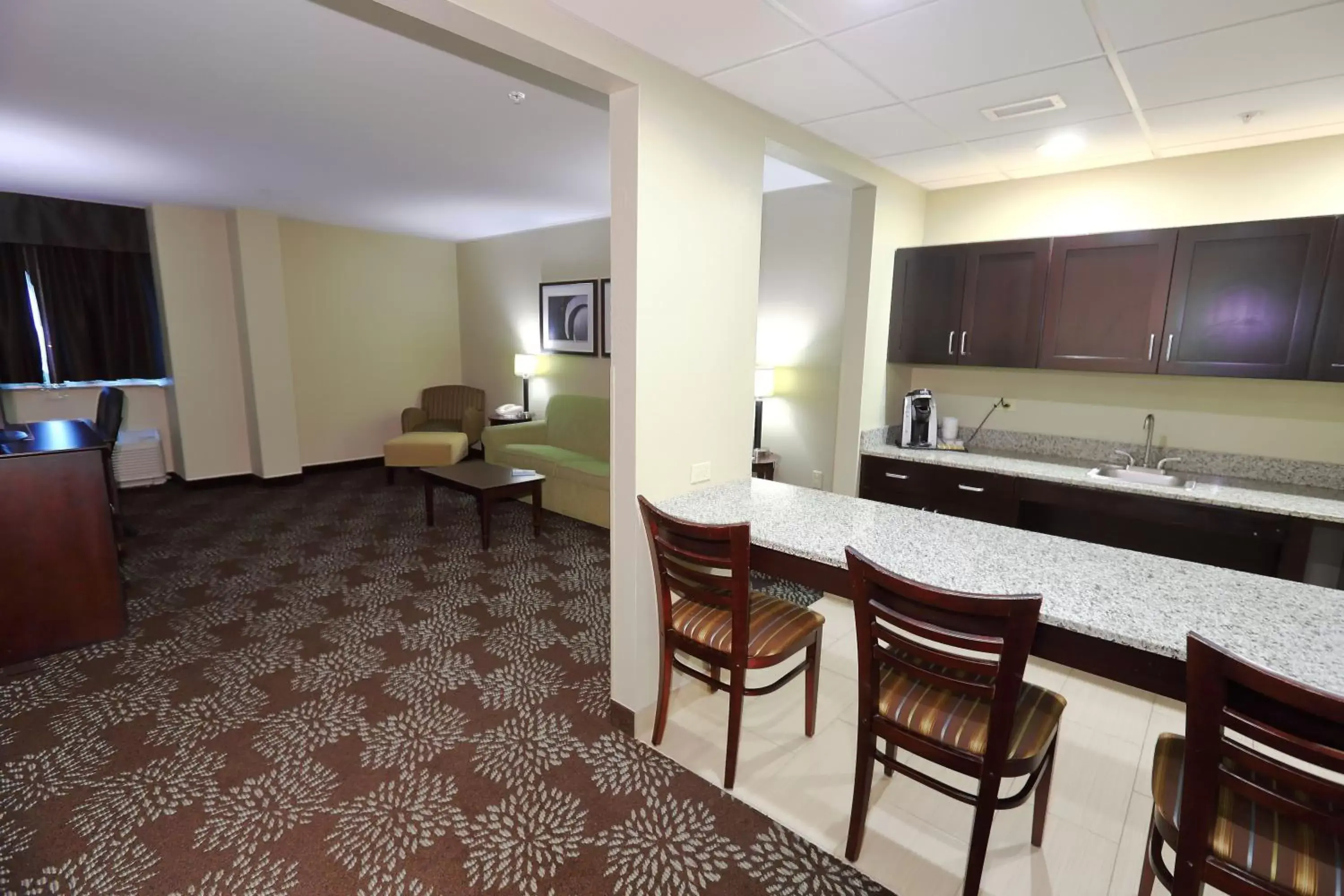 Living room, TV/Entertainment Center in Holiday Inn Express Pittsburgh West - Greentree, an IHG Hotel