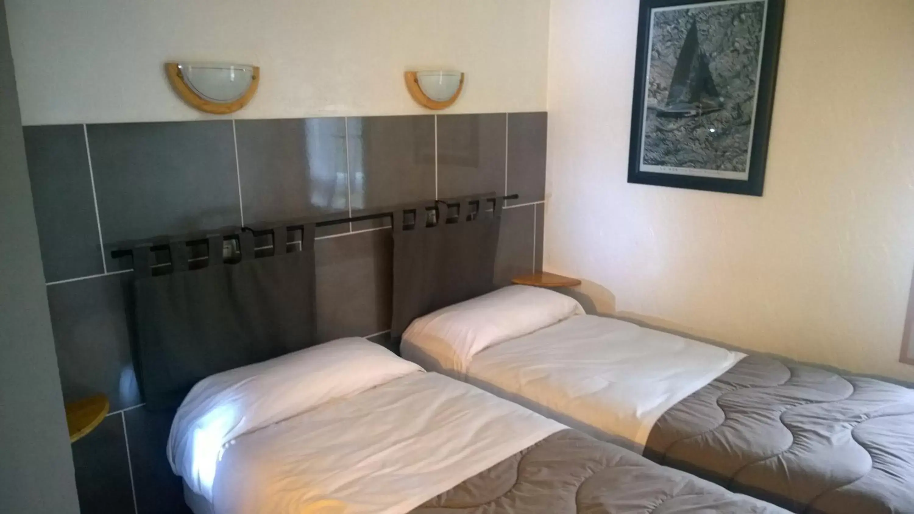 Photo of the whole room, Bed in Fasthotel Chambéry