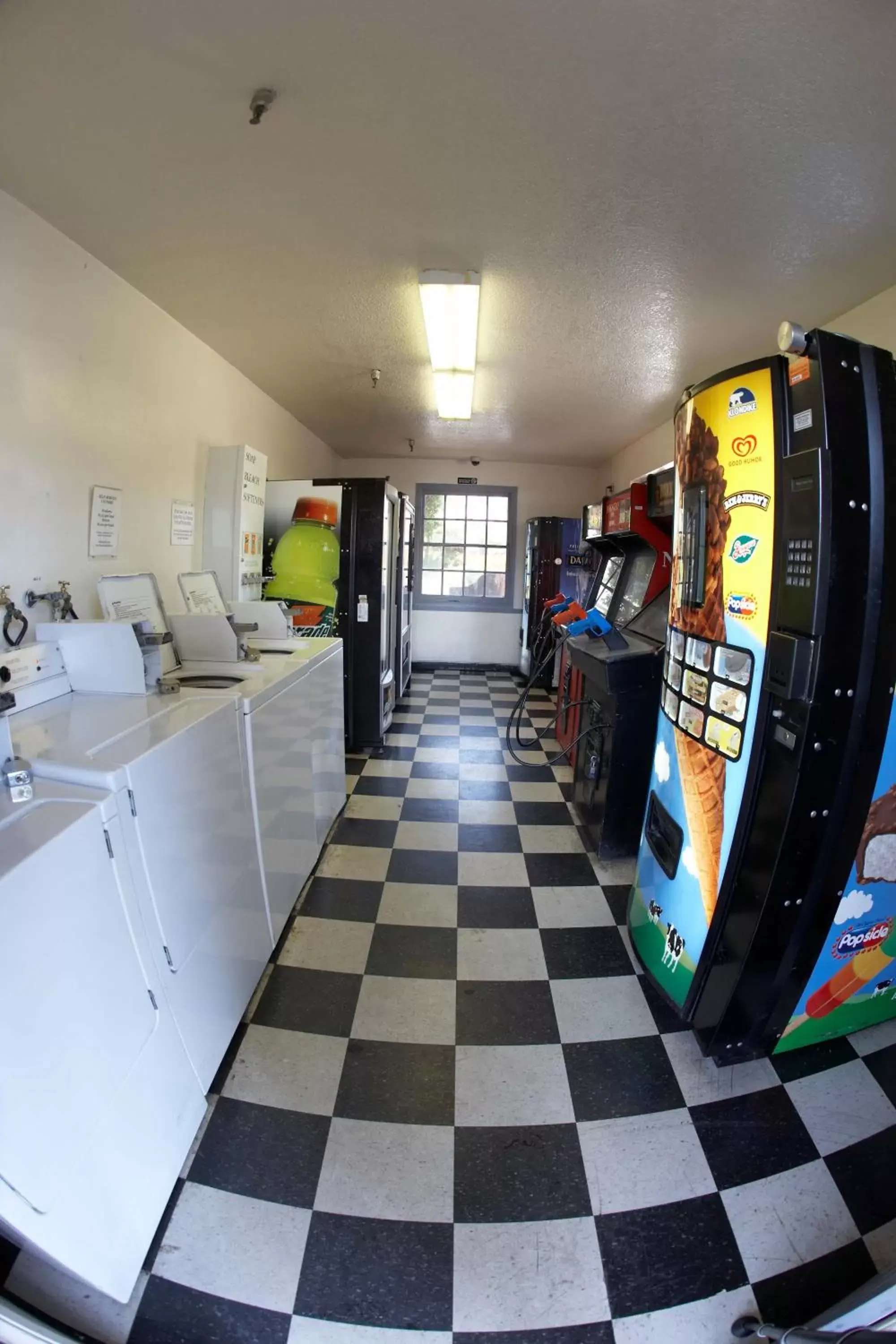 Food and drinks in EZ 8 Motel Old Town Food and drinks in EZ 8 Motel Old Town