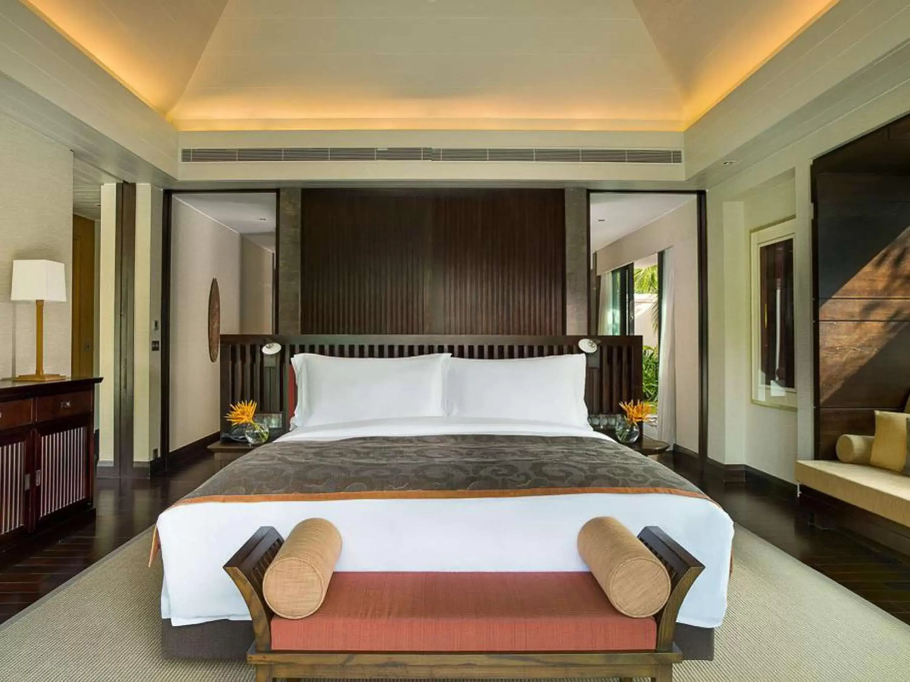 Photo of the whole room, Bed in Raffles Hainan Clear Water Bay