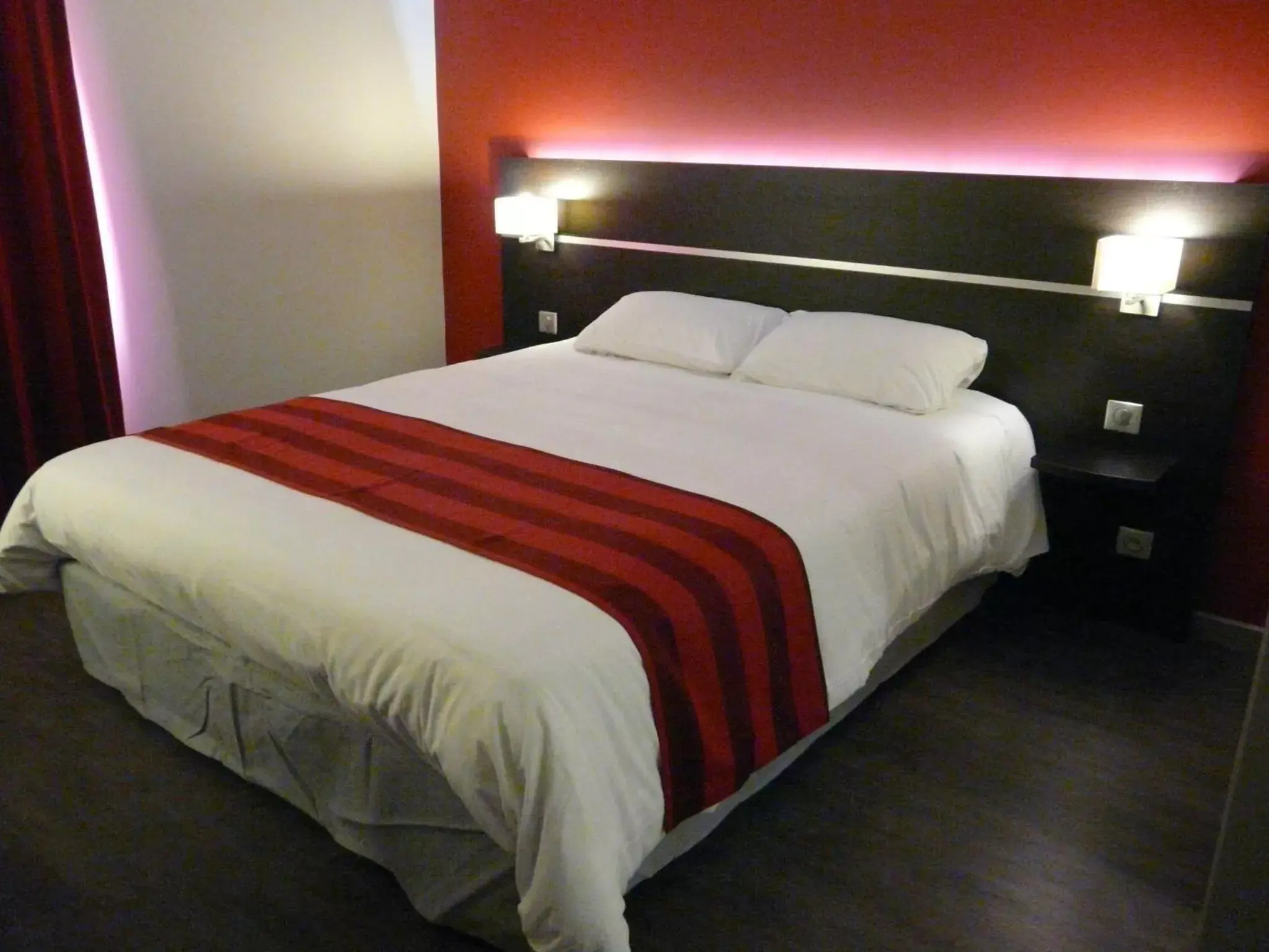 Bed in Brit Hotel Confort Saint-Dizier