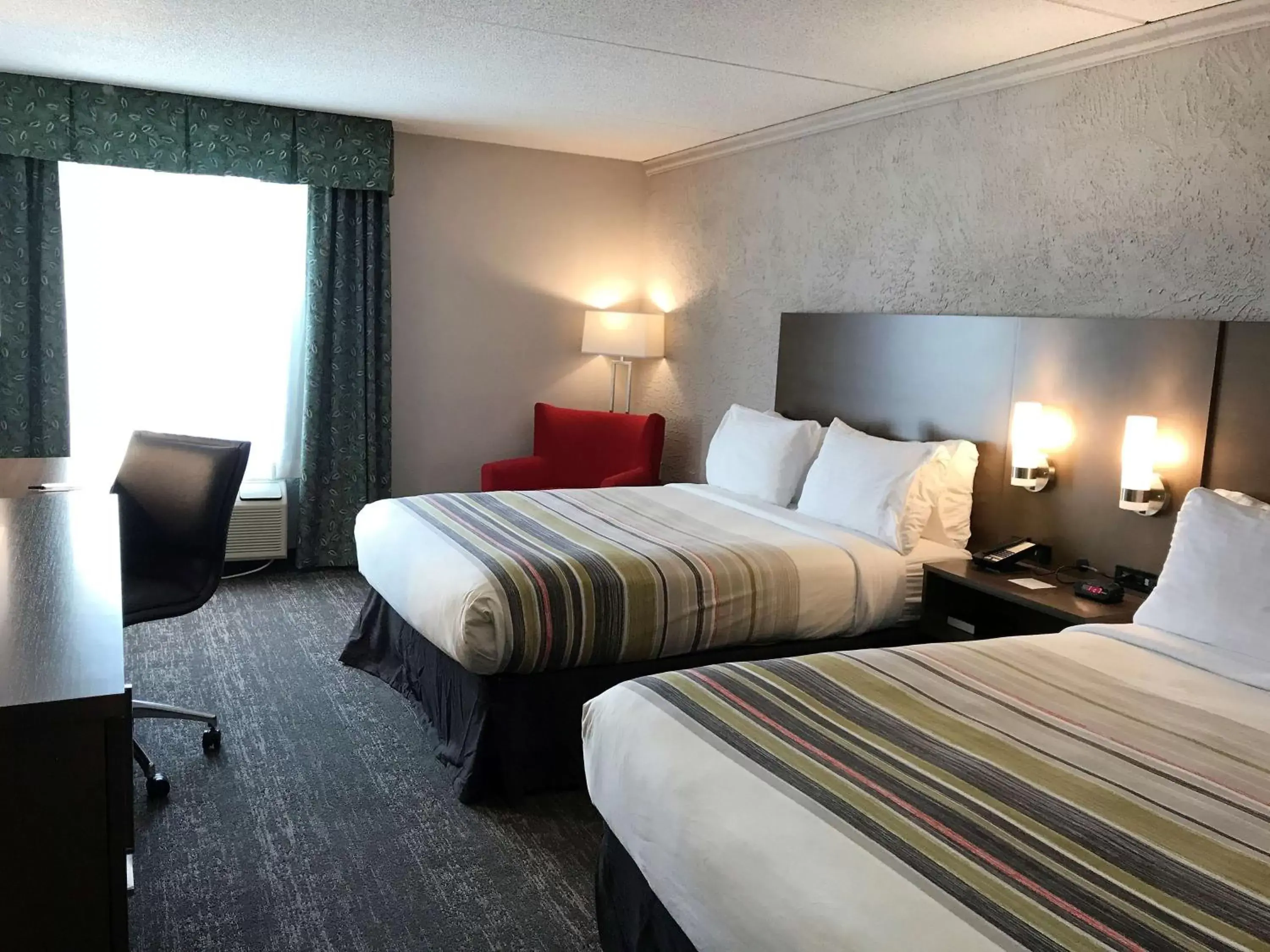 Photo of the whole room, Bed in Country Inn & Suites by Radisson, Mt. Pleasant-Racine West, WI