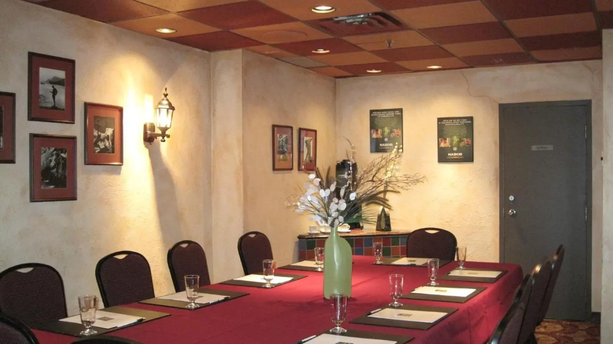 Banquet/Function facilities, Business Area/Conference Room in Quality Inn and Suites Montreal East