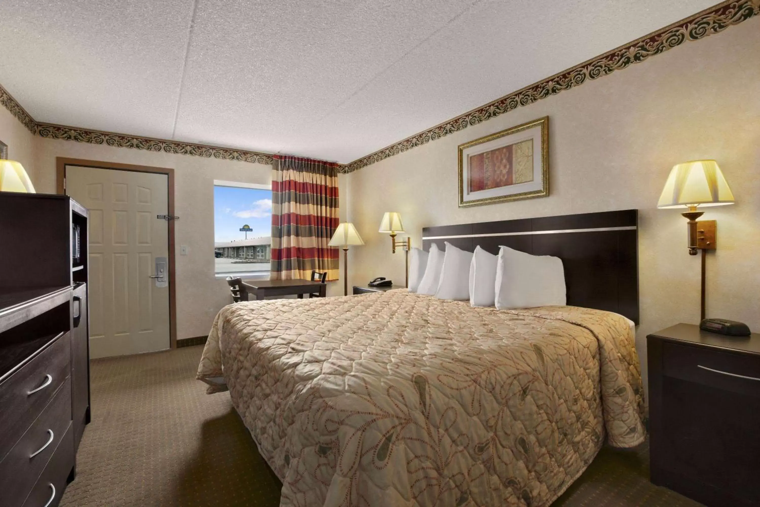 Photo of the whole room, Bed in Days Inn by Wyndham Grantville