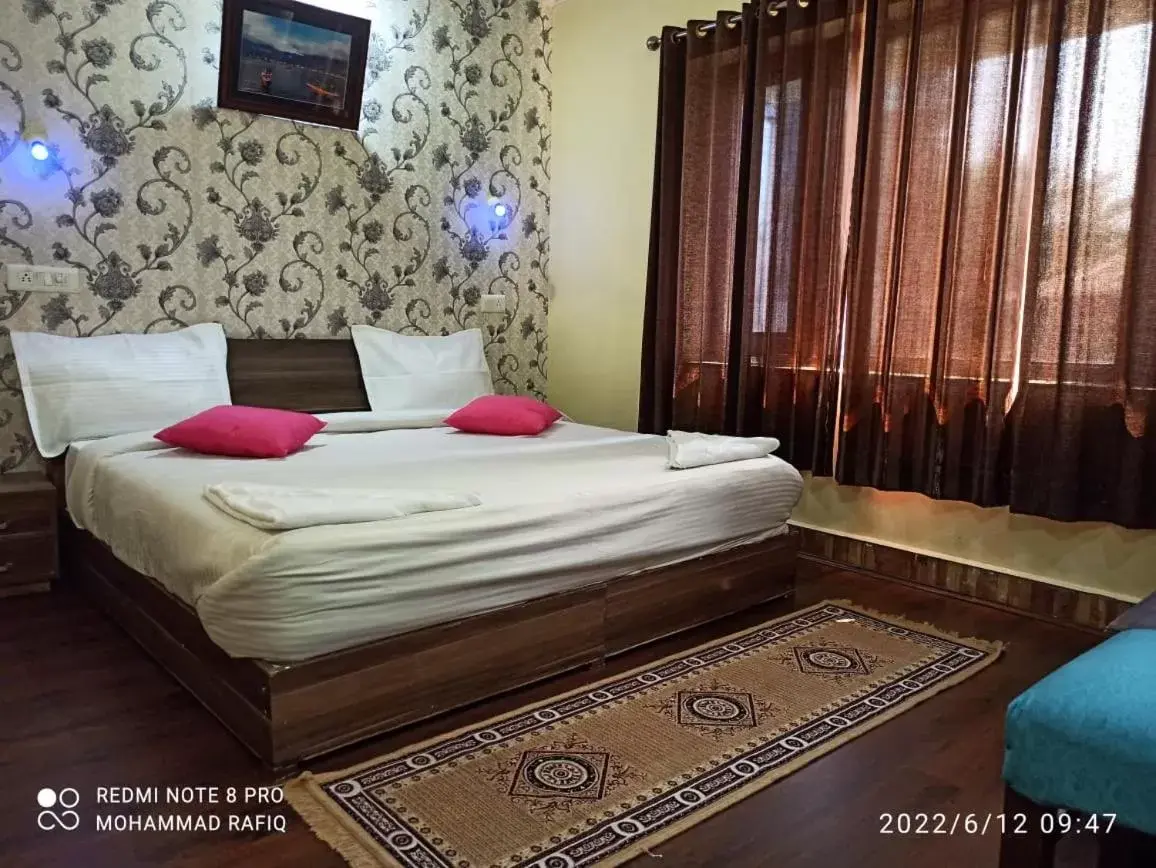 Bedroom, Bed in Hotel curio's All seasons Bedroom, Bed in Hotel curio's All seasons