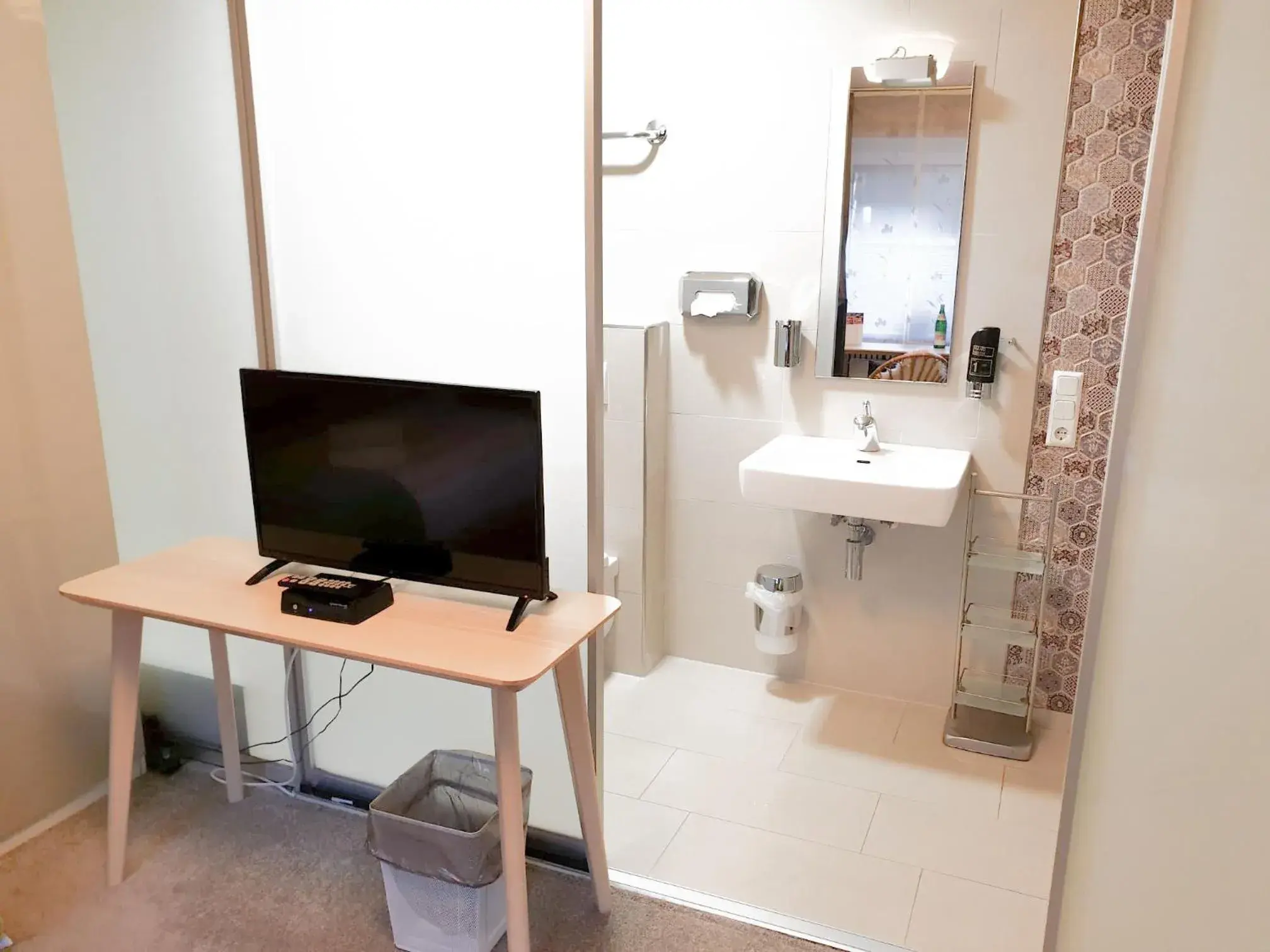 Bathroom, TV/Entertainment Center in Hotel Fürst Garden