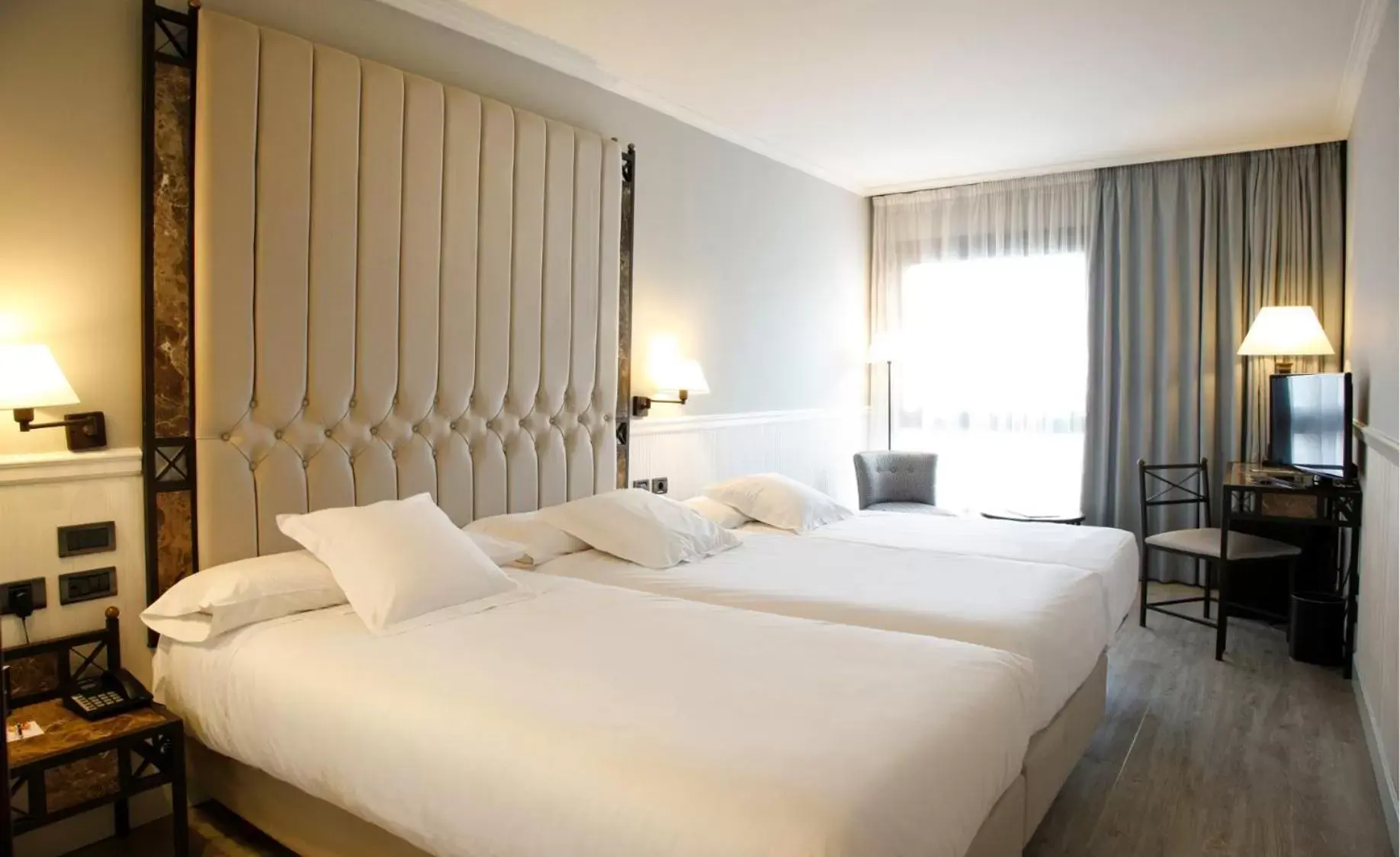 Photo of the whole room, Bed in Hotel Gran Via