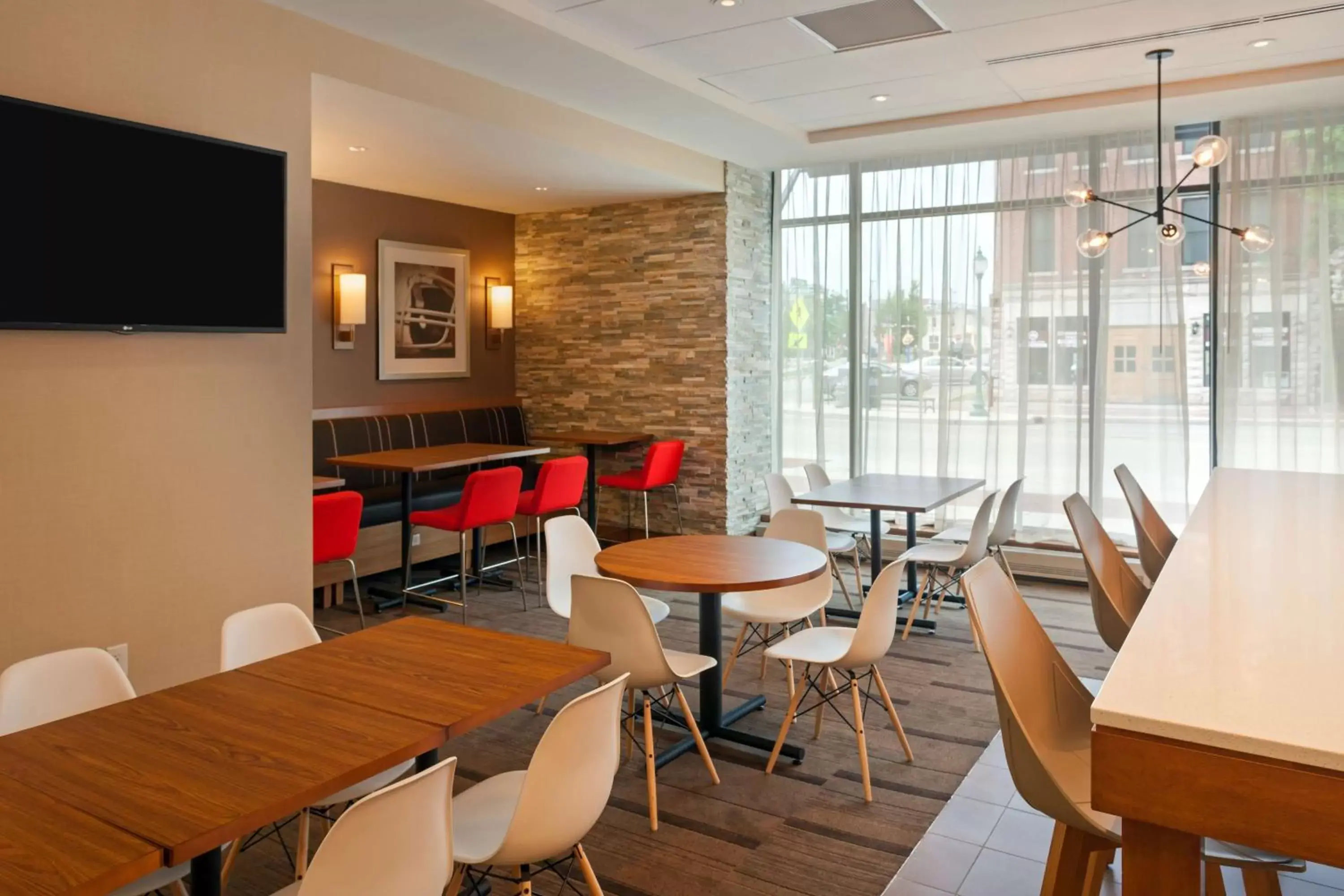 Restaurant/places to eat, Lounge/Bar in Hyatt Place Bloomington Indiana