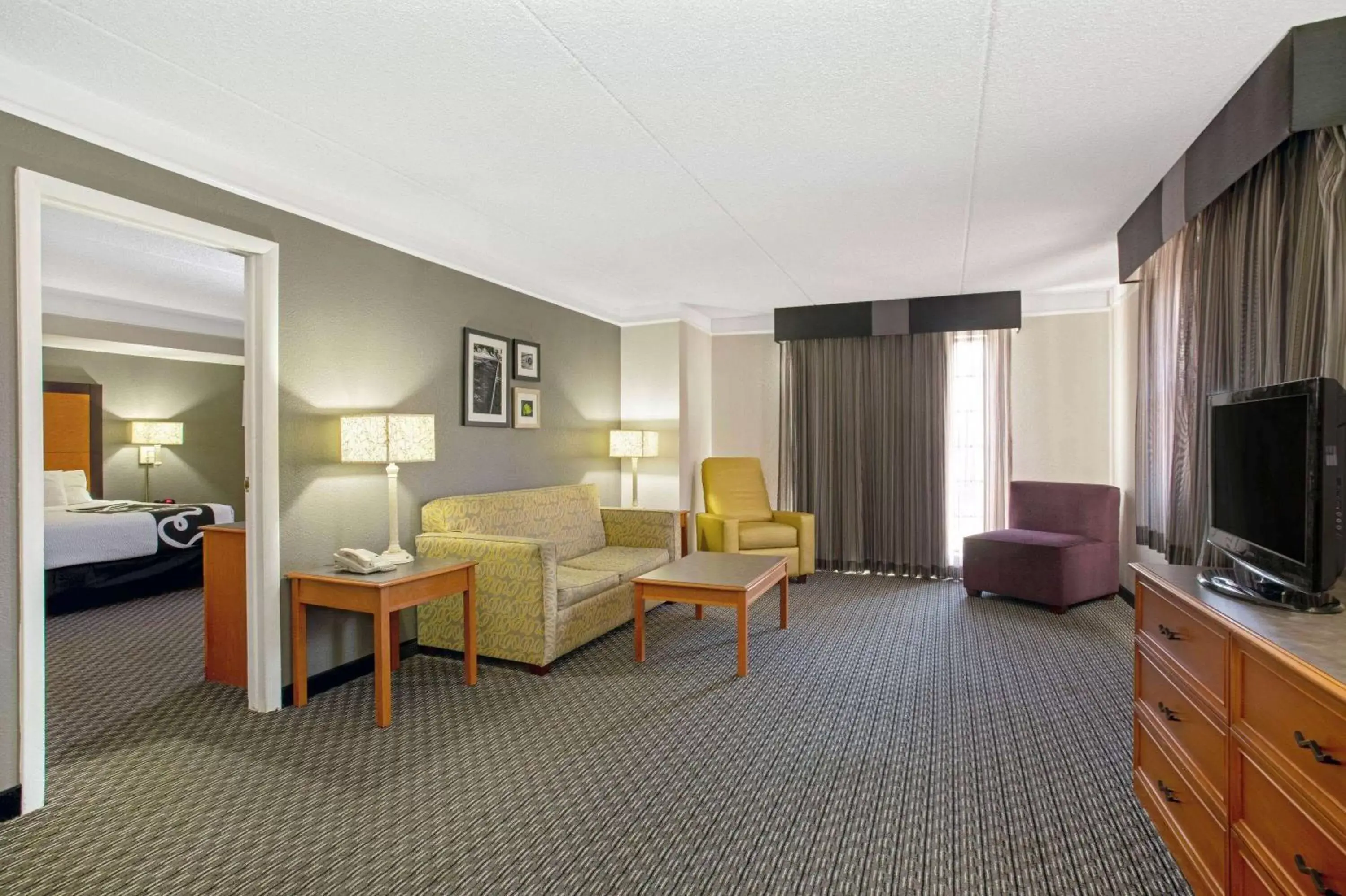 Photo of the whole room, Seating Area in La Quinta Inn by Wyndham Denver Golden