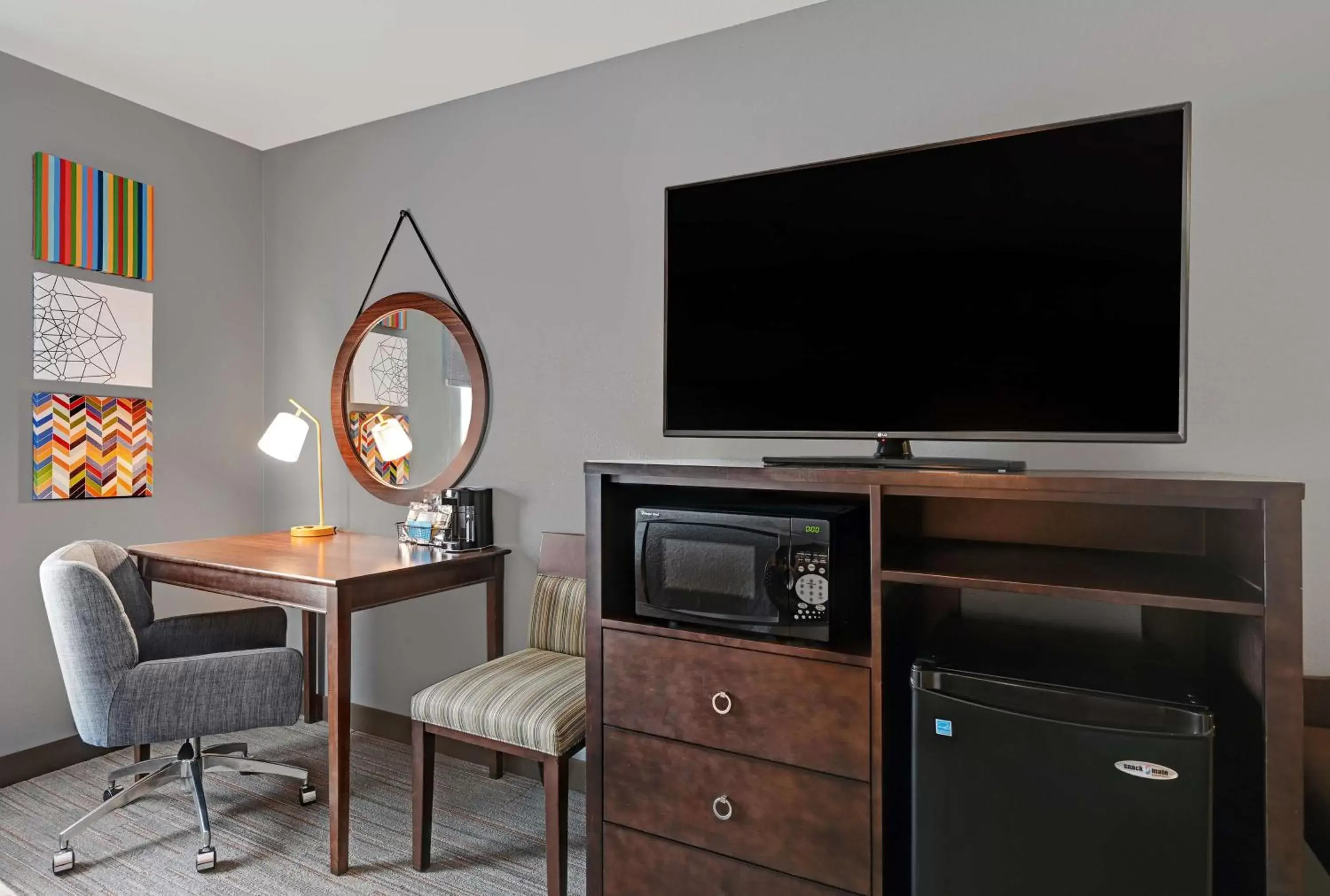 Bedroom, TV/Entertainment Center in Hampton Inn Farmington