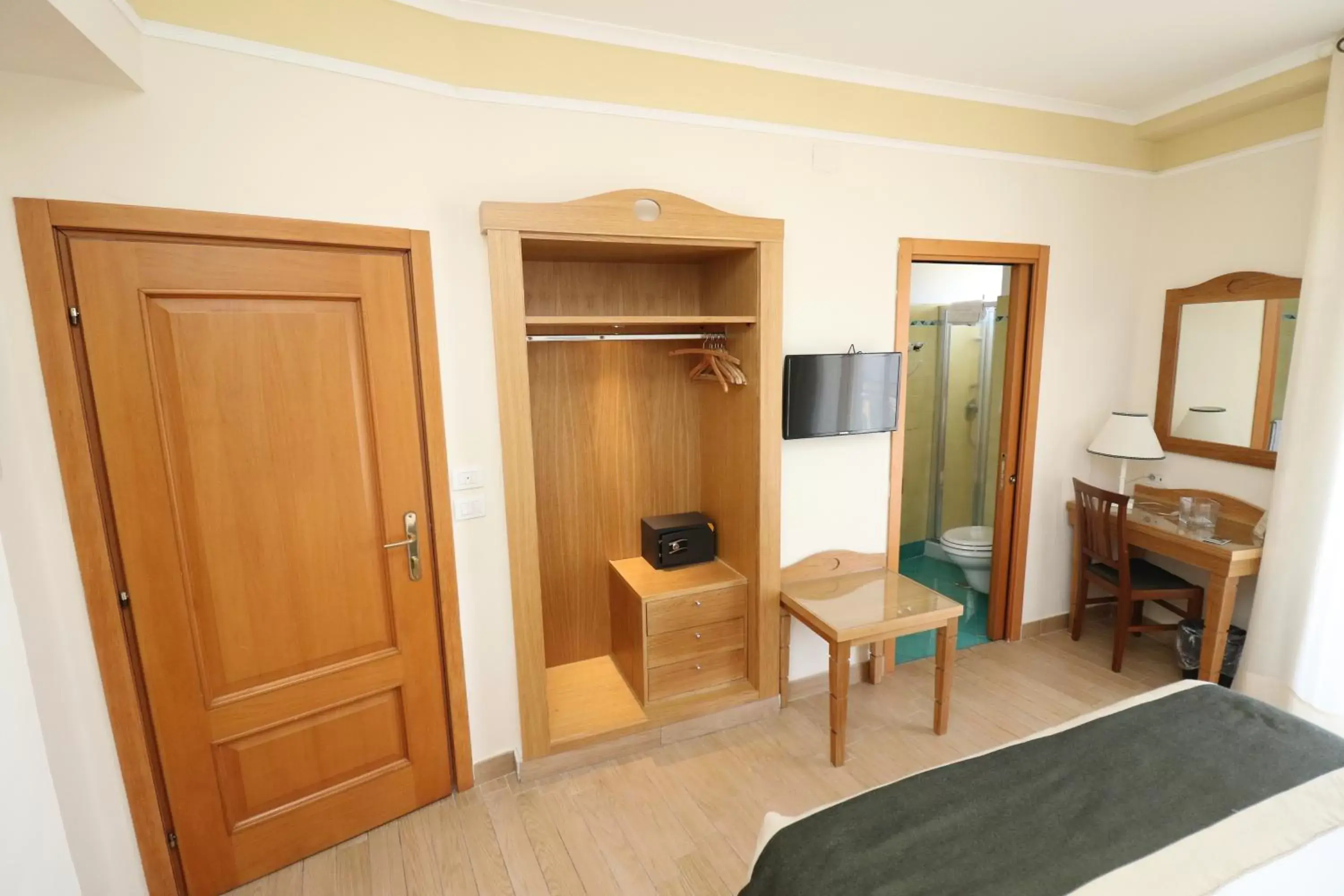 Bedroom, TV/Entertainment Center in Hotel Tourist