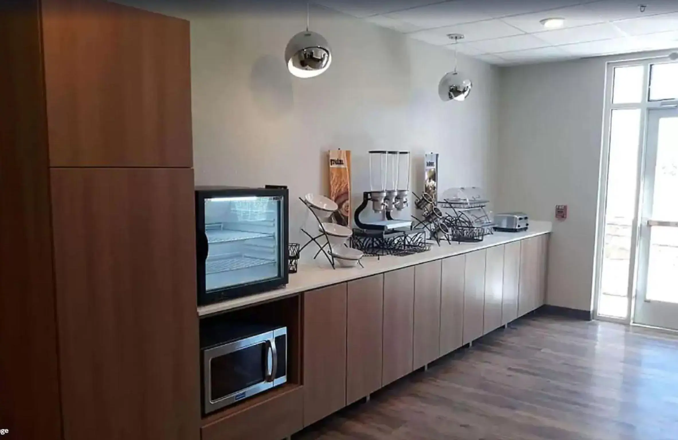 Continental breakfast, Kitchen/Kitchenette in Microtel Inn & Suites by Wyndham Woodland Park