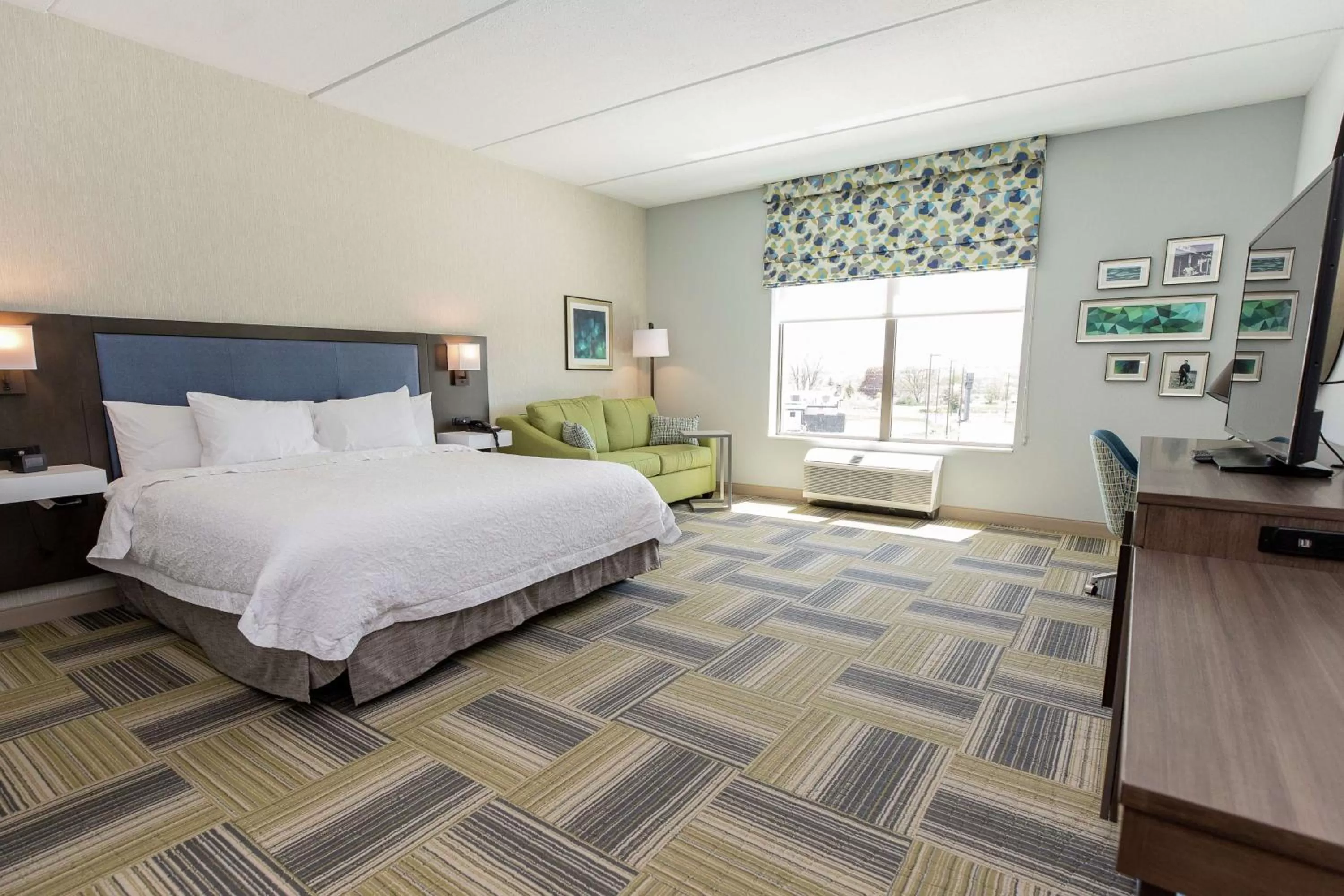 Bedroom, Bed in Hampton Inn & Suites Syracuse North Airport Area