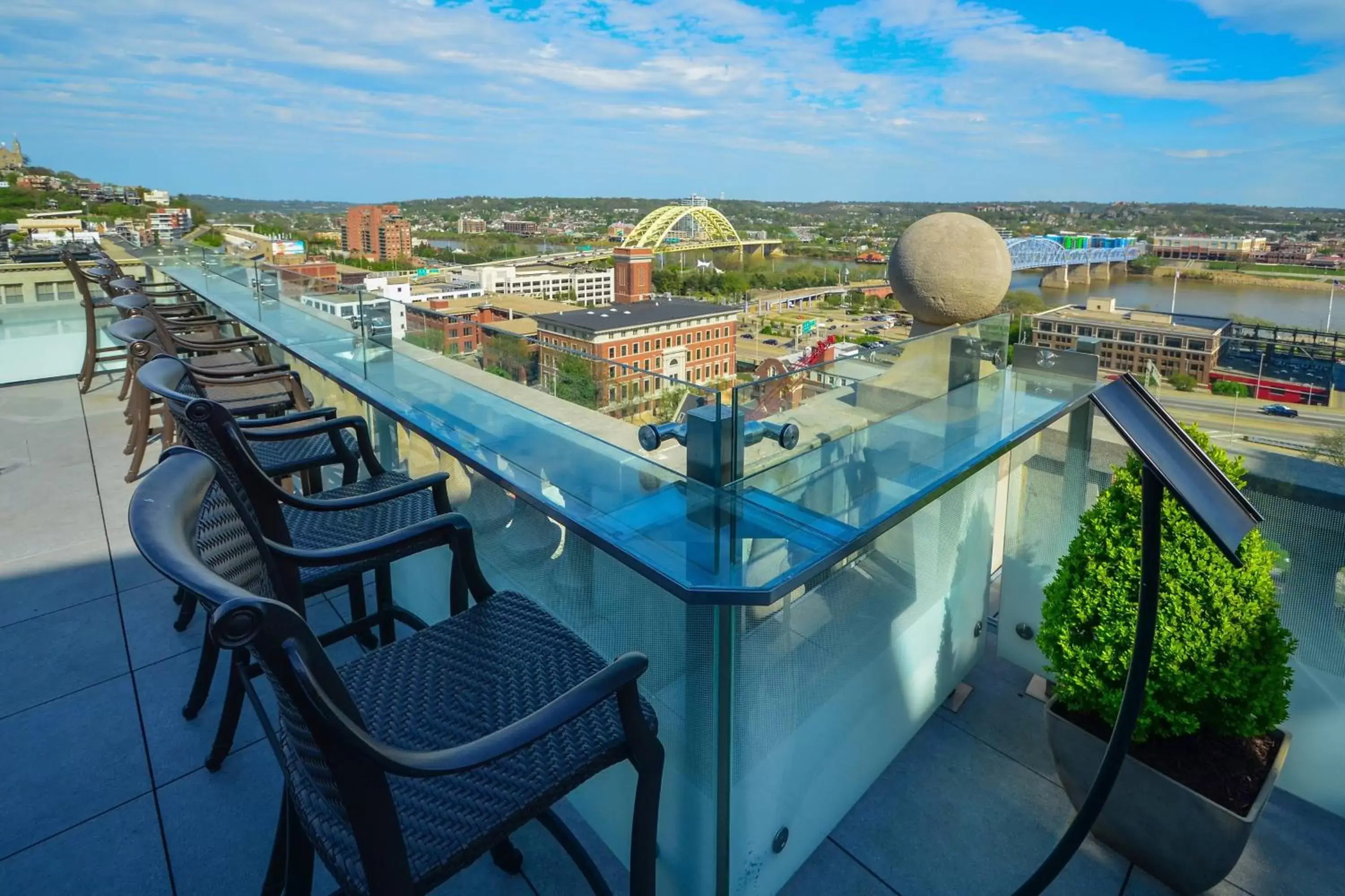 Restaurant/places to eat, Pool View in Residence Inn by Marriott Cincinnati Downtown/The Phelps