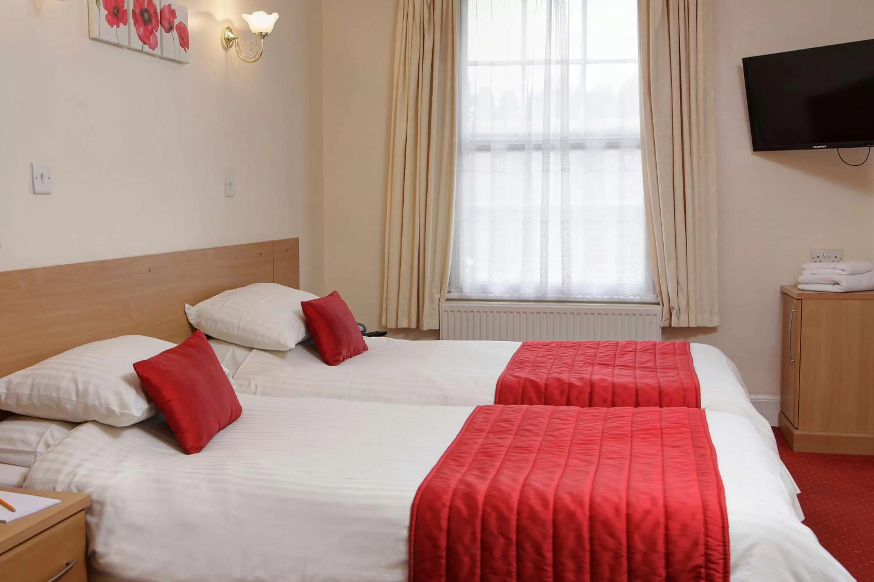 Photo of the whole room, Bed in The Cedars Hotel