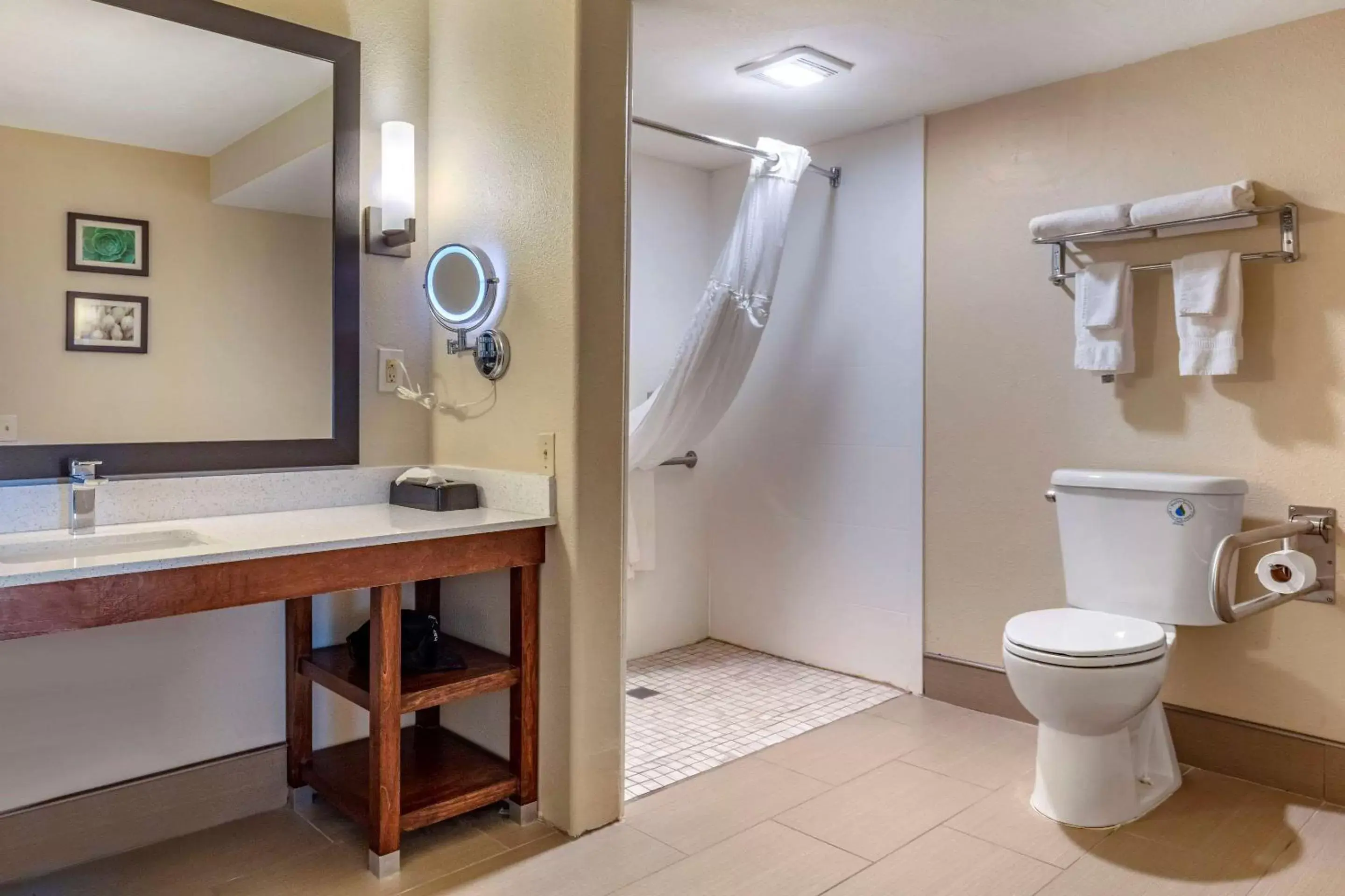 Photo of the whole room, Bathroom in Comfort Inn City of Natural Lakes