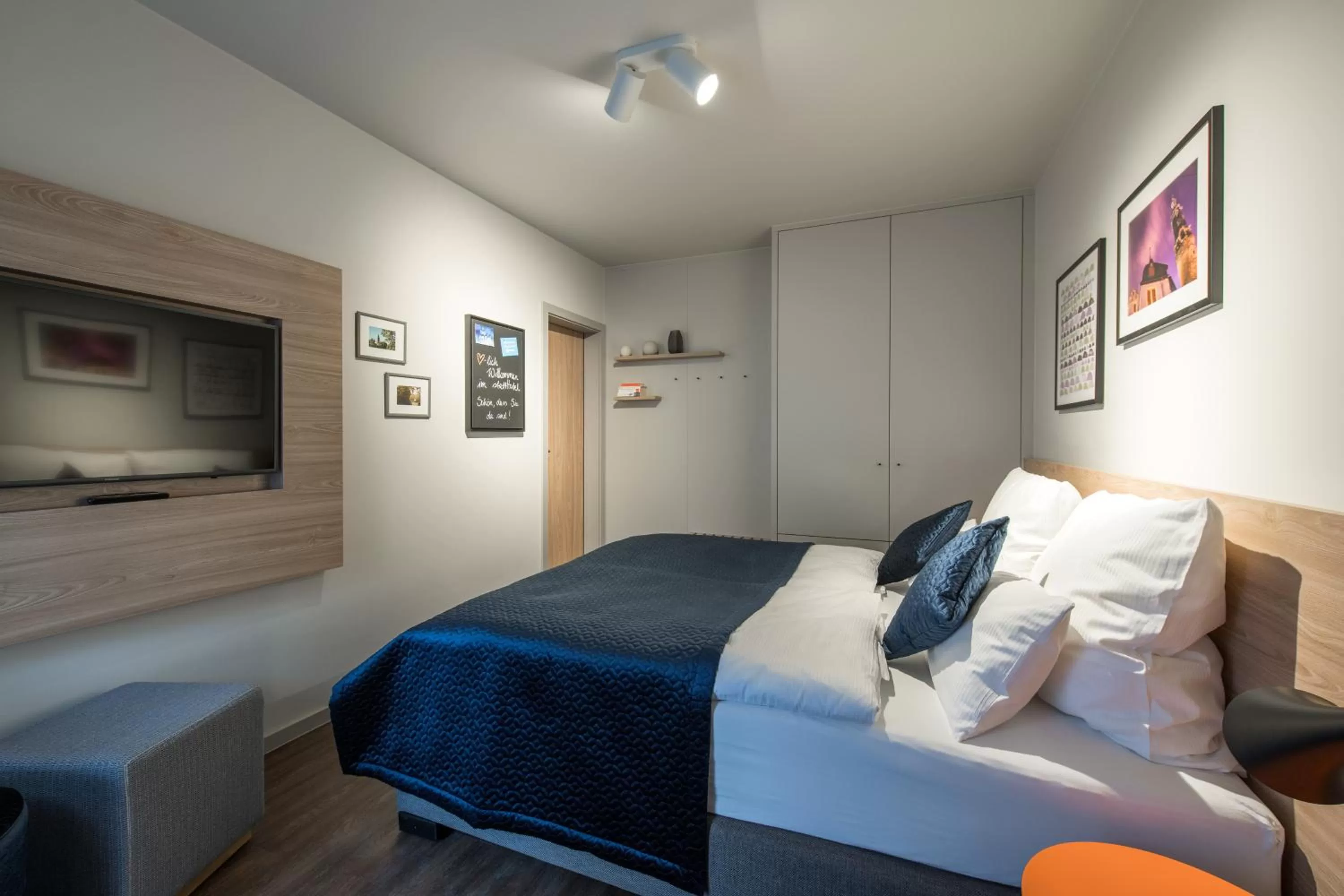 Photo of the whole room, Bed in stattHotel Weimar