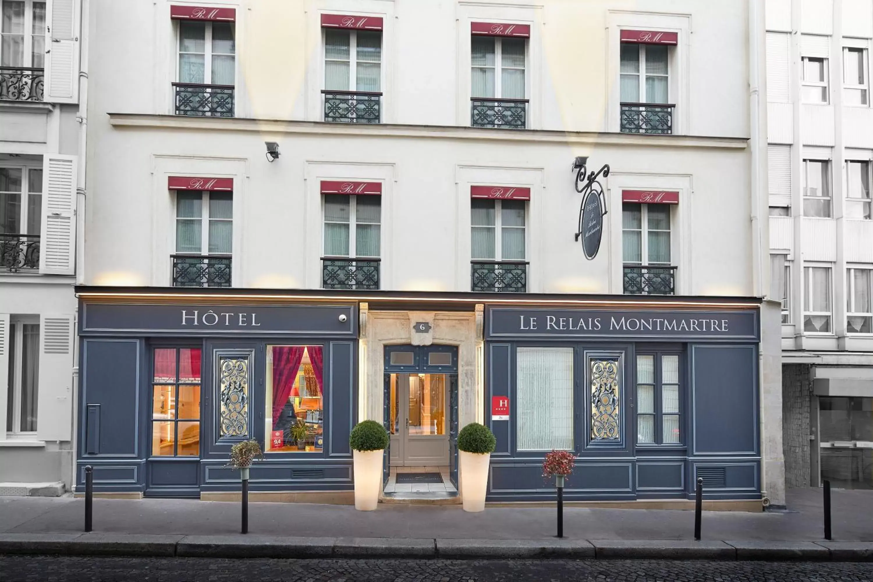 Facade/entrance, Property Building in Le Relais Montmartre