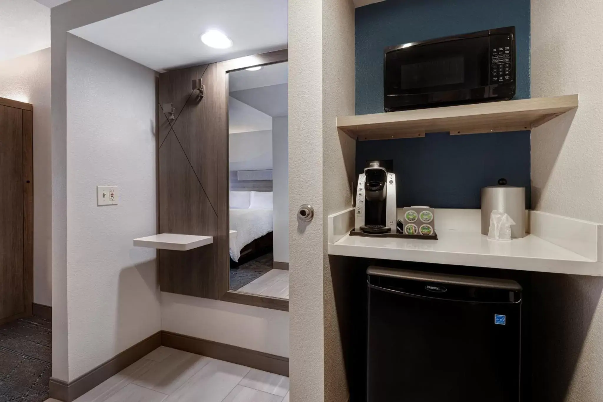 Photo of the whole room, Bathroom in Holiday Inn Express & Suites - Kansas City KU Medical Center, an IHG Hotel