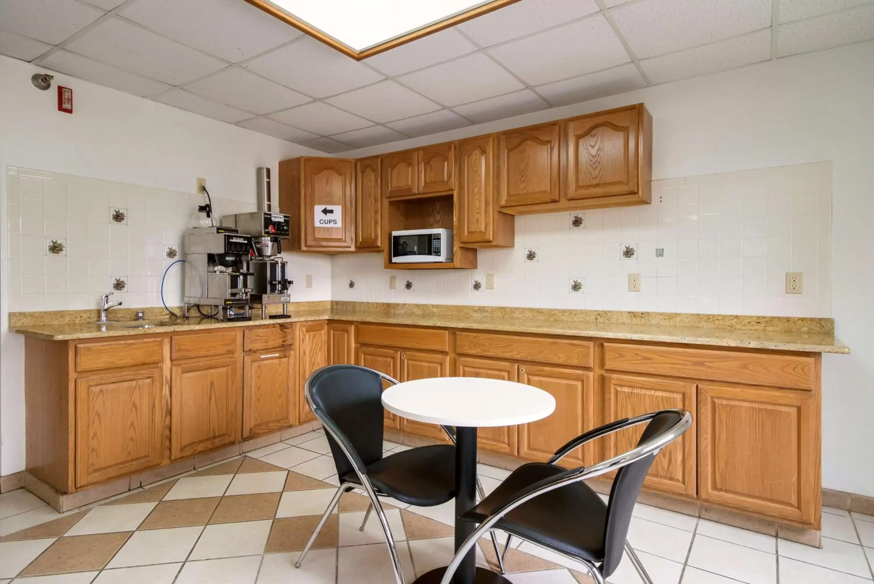 Lobby or reception, Kitchen/Kitchenette in Motel 6-Davenport, IA