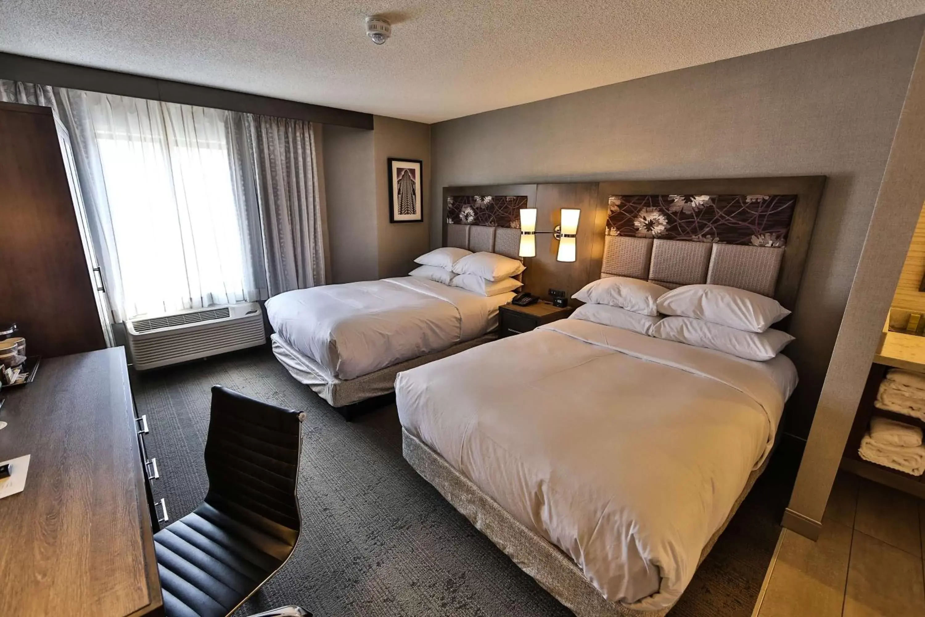 Bedroom, Bed in DoubleTree by Hilton Atlanta Alpharetta-Windward