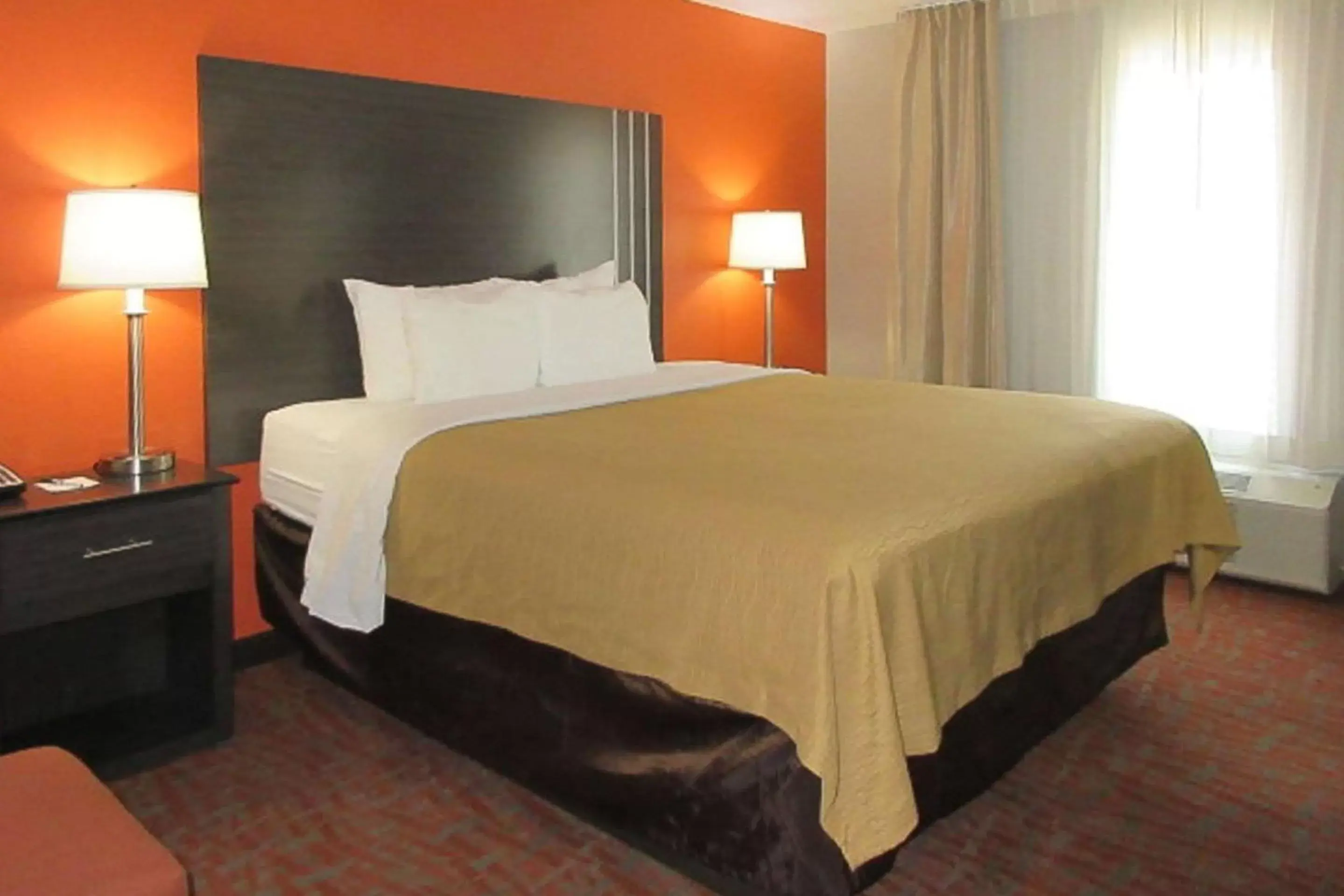 Photo of the whole room, Bed in Quality Inn & Suites Fresno Northwest