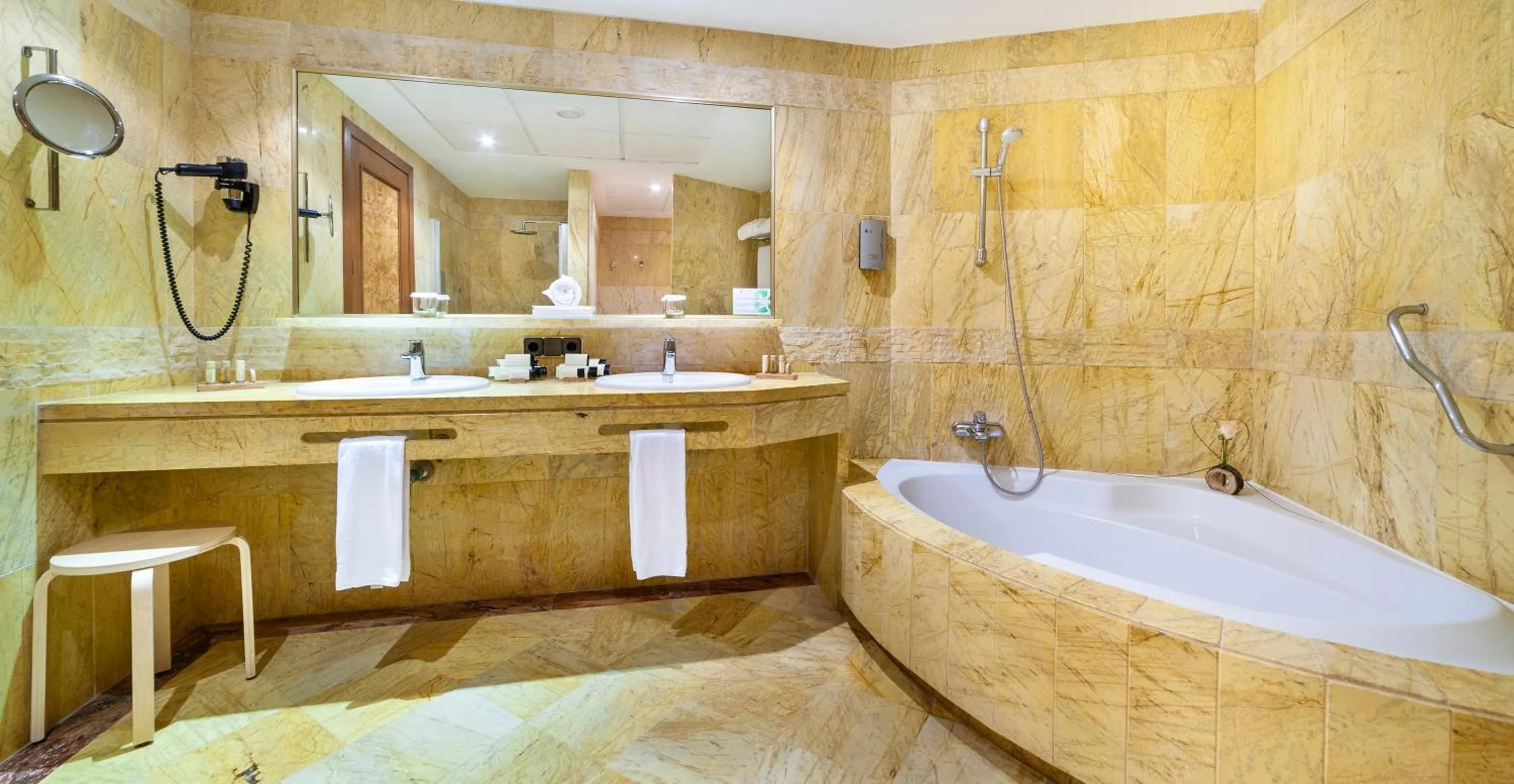 Bathroom in Hotel Serrano Palace