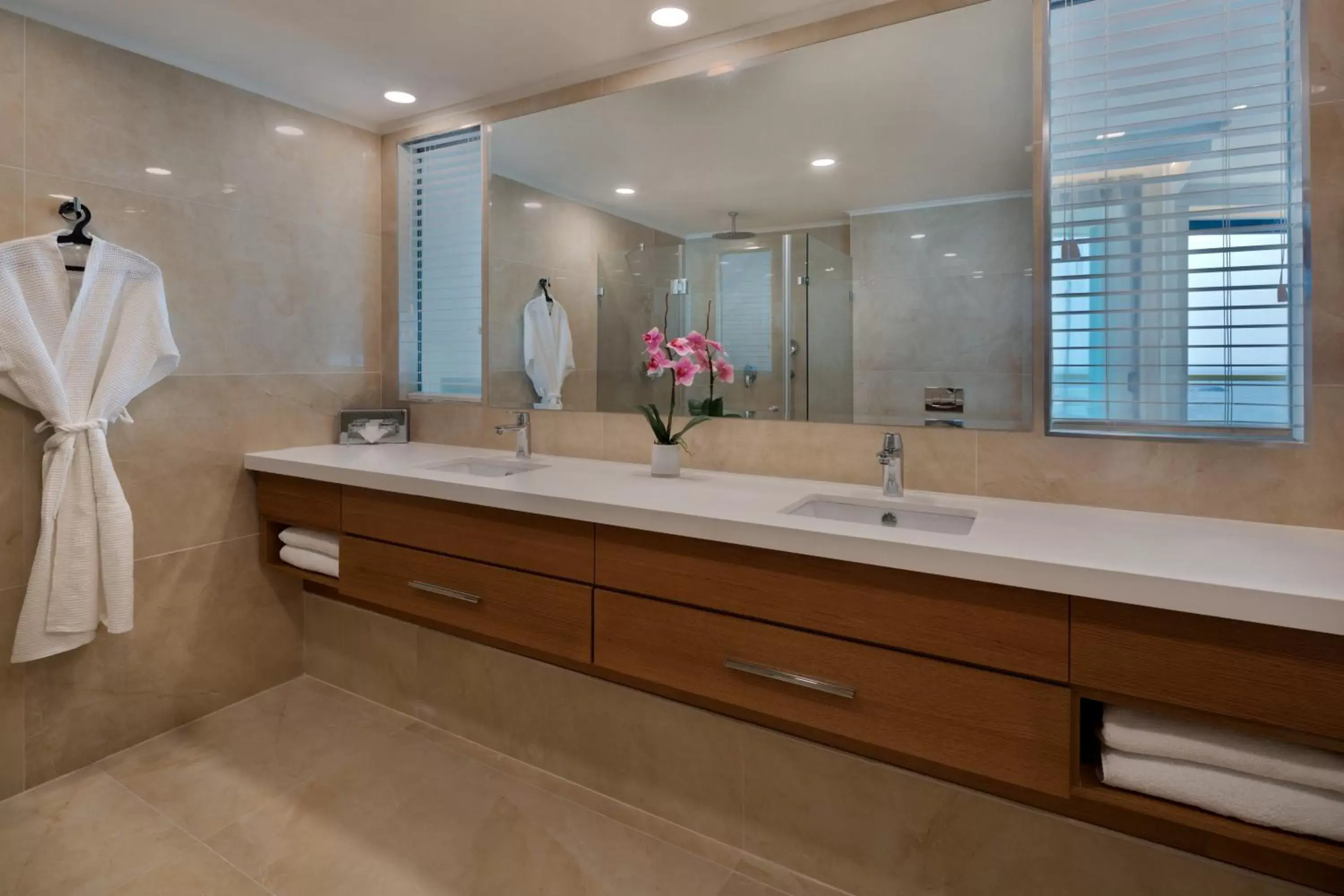 Bathroom in Herbert Samuel Okeanos Suites Herzilya