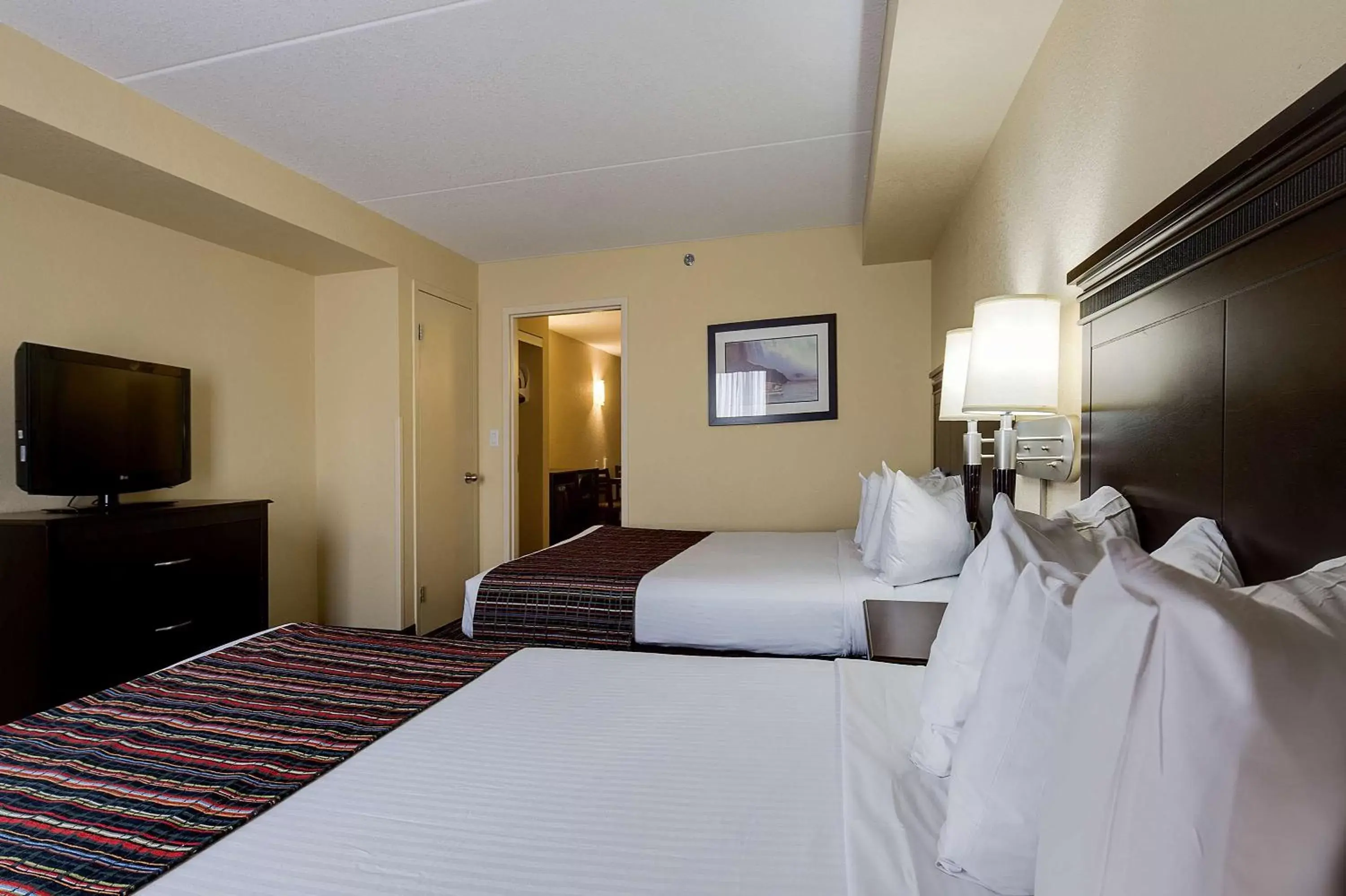 Photo of the whole room, Bed in Country Inn & Suites by Radisson, Niagara Falls, ON