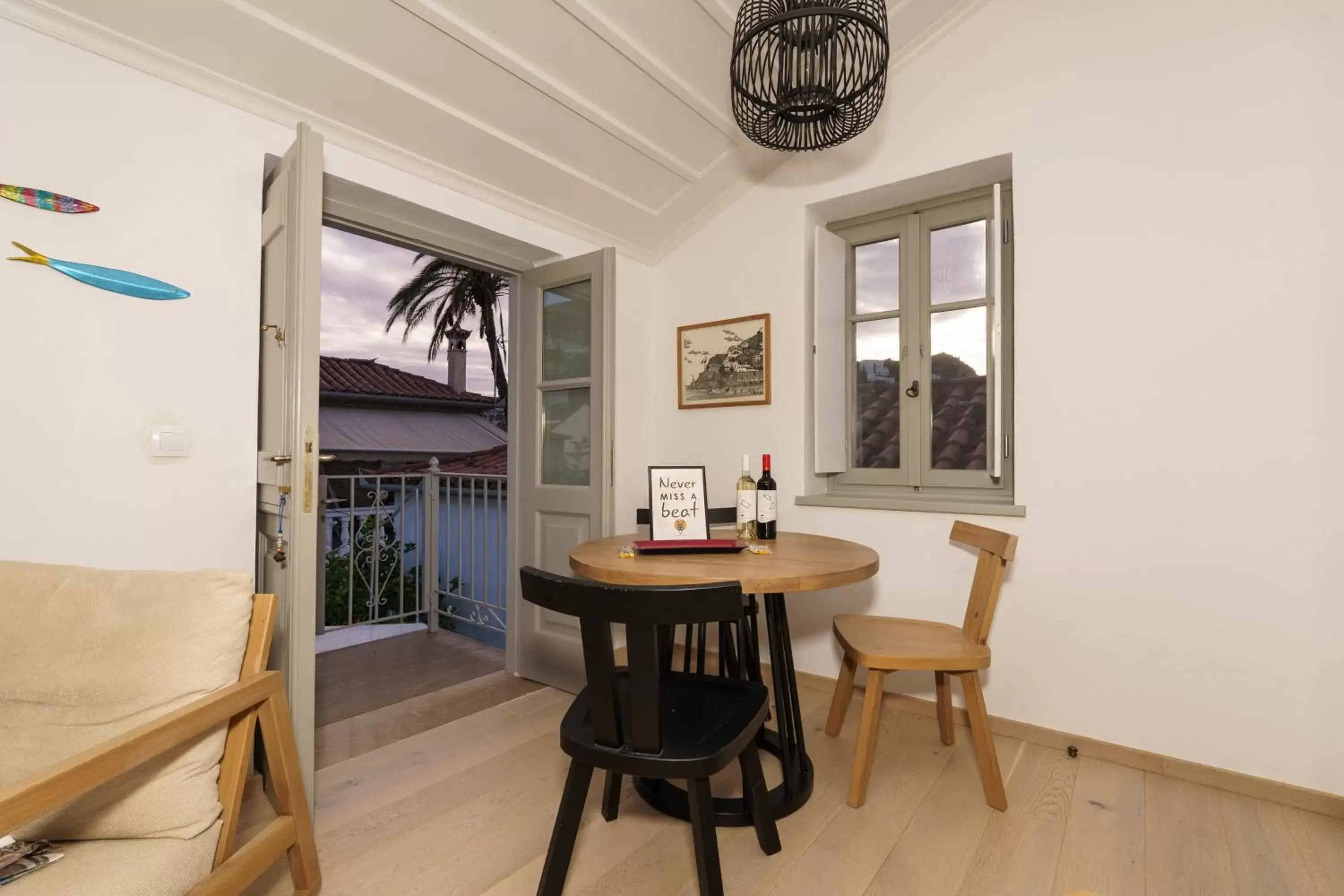 Living room, Dining Area in LIVIN HYDRA Suite 2